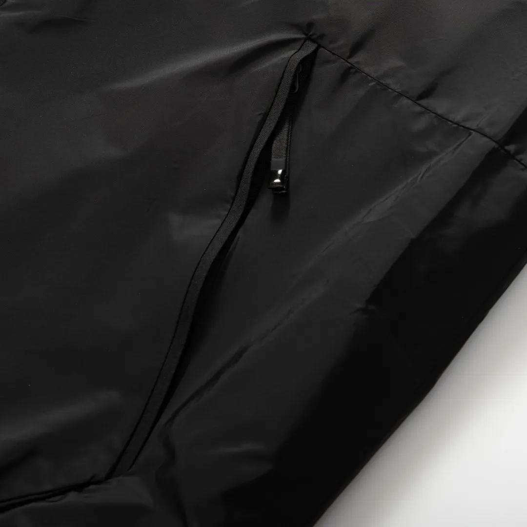 P540 MONCLER Printed Hooded Jacket Fabric selection: Made of lightweight nylon fabric made of high-density nylon, which makes it extremely lightweight and extremely wear-resistant and tear-resistant. The high-density woven structure blocks the intrusion of cold wind, and a durable and water-repellent coating is added to the surface to create a lotus leaf effect without sacrificing dryness and breathability.   Craftsmanship and details: The hood, cuffs and hem are all closed with beef tendon, giving it good wind resistance and warmth. The heat transfer printing process is used to decorate the LOGO and brand letters on the hat body and connect it to the back, so that the pattern and the fabric are integrated without a sense of glue, and the original breathability and softness of the fabric are maintained. Two-way zipper opening and closing, with windproof zippers on both sides, making it more windproof and warm. There are side pockets on the left and right sides, and the zipper pocket design makes it safer to place personal items inside, and it is equipped with a zipper cord for easy opening and closing.  Accessories: 1:1 zipper pull with logo, 1:1 brand armband, 1:1 restored reflective mark, 1:1 silicone logo sticker SIZE: 1 2 3 4