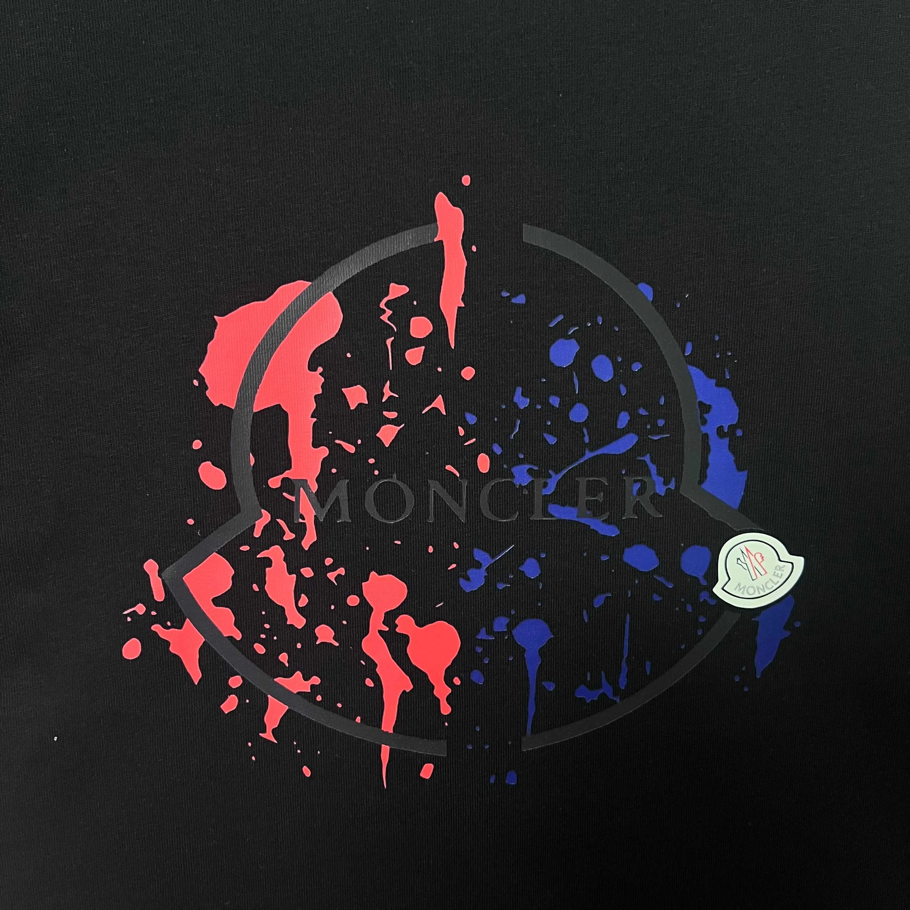 P150 MONCLER/Muzzled 300g pure cotton round neck short-sleeved T-shirt. Brand classic. Color-blocking graffiti letters LOGO embossing process. 2025ss official synchronization. High version. High quality. Fashionable personality. Versatile trend. Pure original quality. Original fabric. Tag. Collar label. Washed wheat. Complete three standards. Color: Black. White. Size: S M L XL XXL