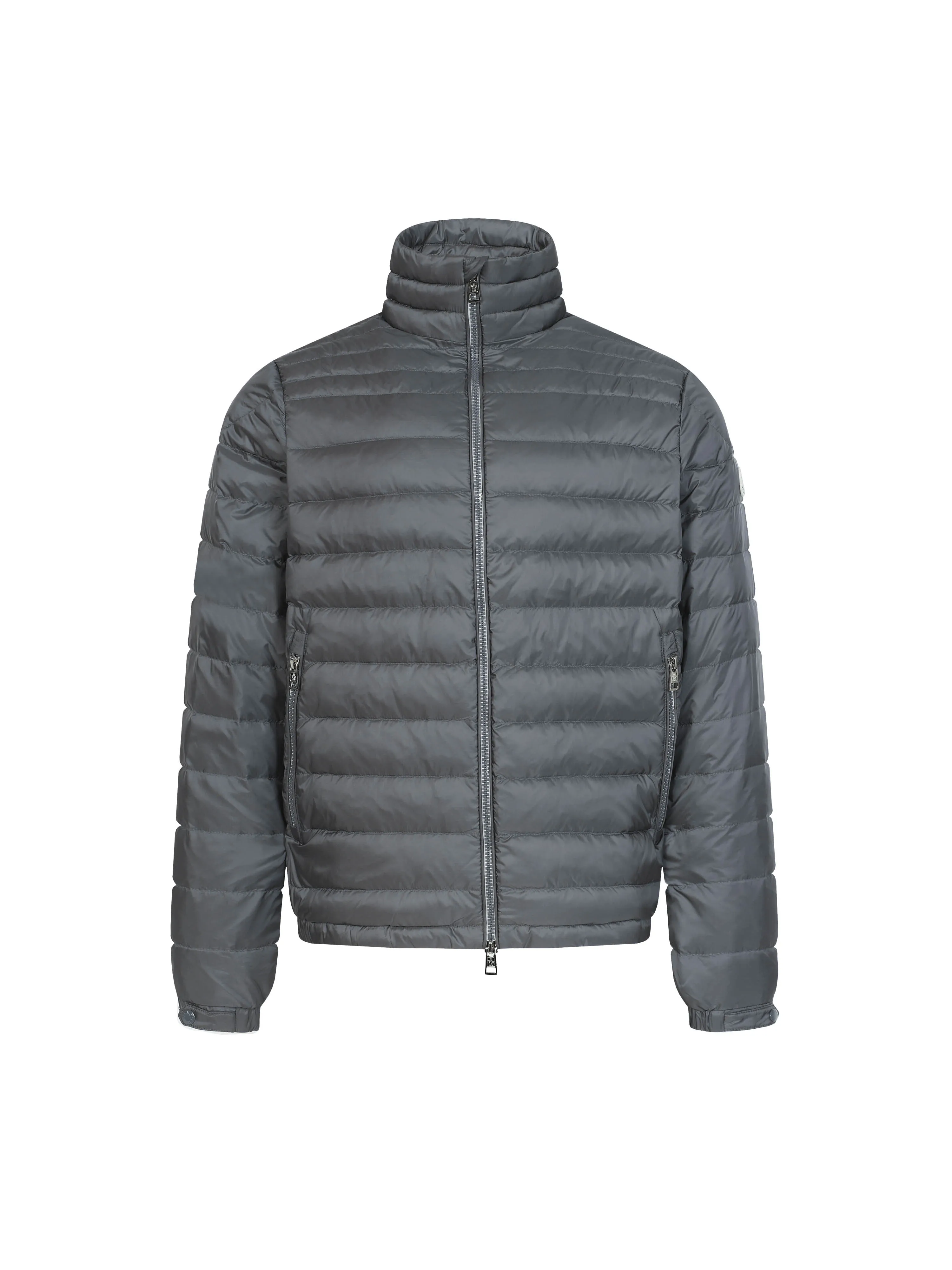 P900 Premium 90 down] Moncler Arnique short and light men's down jacket. Super soft and delicate fabric, white duck down filling. Extremely light and warm. The Arnique hooded down is made of polyester fiber outer fabric and is Moncler's classic men's design item.  The Arnique short down features classic checkered quilting and signature patch pockets on the sleeves, highlighting Moncler's style. The outer fabric reflects the brand's commitment to lowering its environmental footprint. Modular design, removable hood can be easily put on and taken off according to weather conditions. Details Made of polyester outer fabric Polyester lining Down filling Size : S-XXL