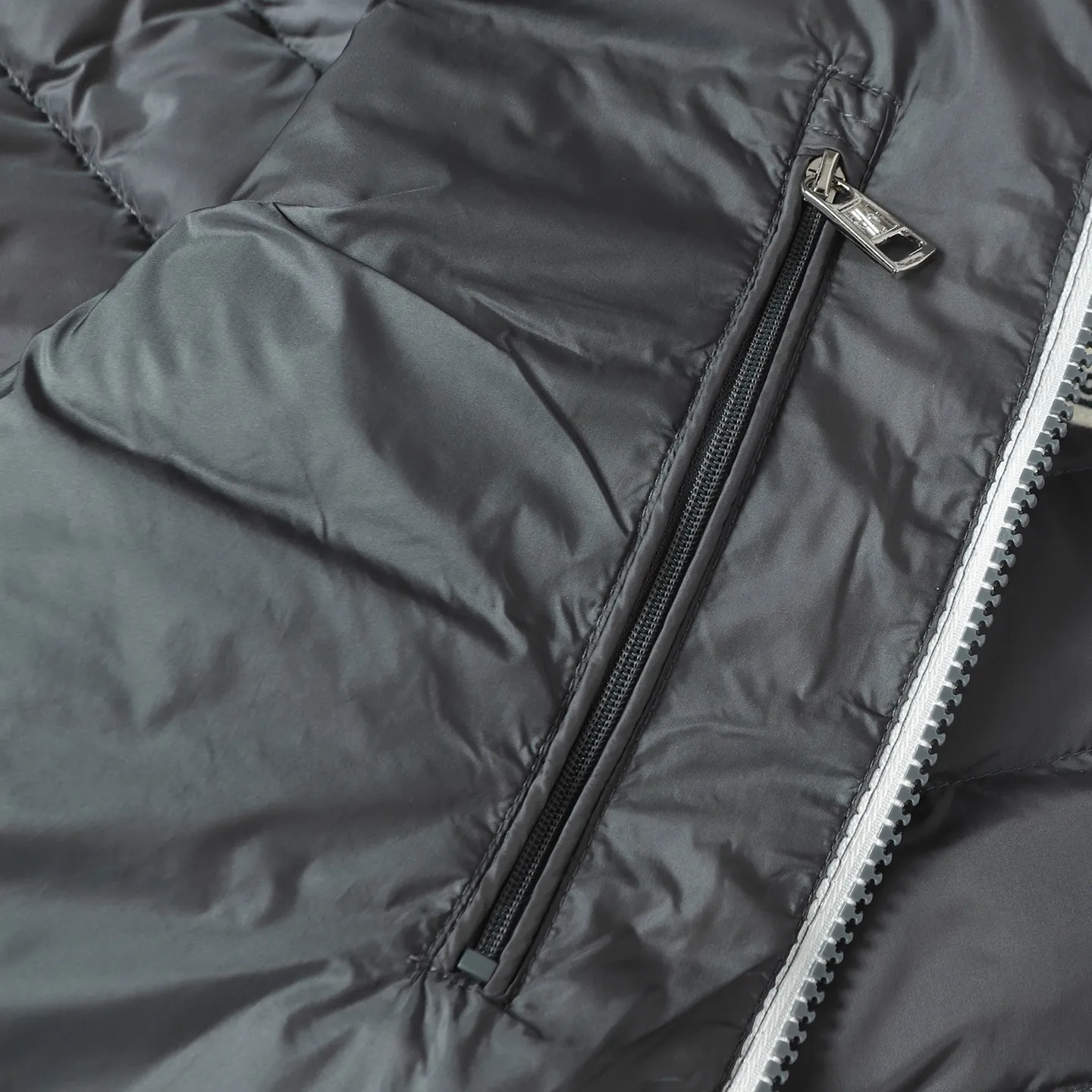P900 Premium 90 down] Moncler Arnique short and light men's down jacket. Super soft and delicate fabric, white duck down filling. Extremely light and warm. The Arnique hooded down is made of polyester fiber outer fabric and is Moncler's classic men's design item.  The Arnique short down features classic checkered quilting and signature patch pockets on the sleeves, highlighting Moncler's style. The outer fabric reflects the brand's commitment to lowering its environmental footprint. Modular design, removable hood can be easily put on and taken off according to weather conditions. Details Made of polyester outer fabric Polyester lining Down filling Size : S-XXL