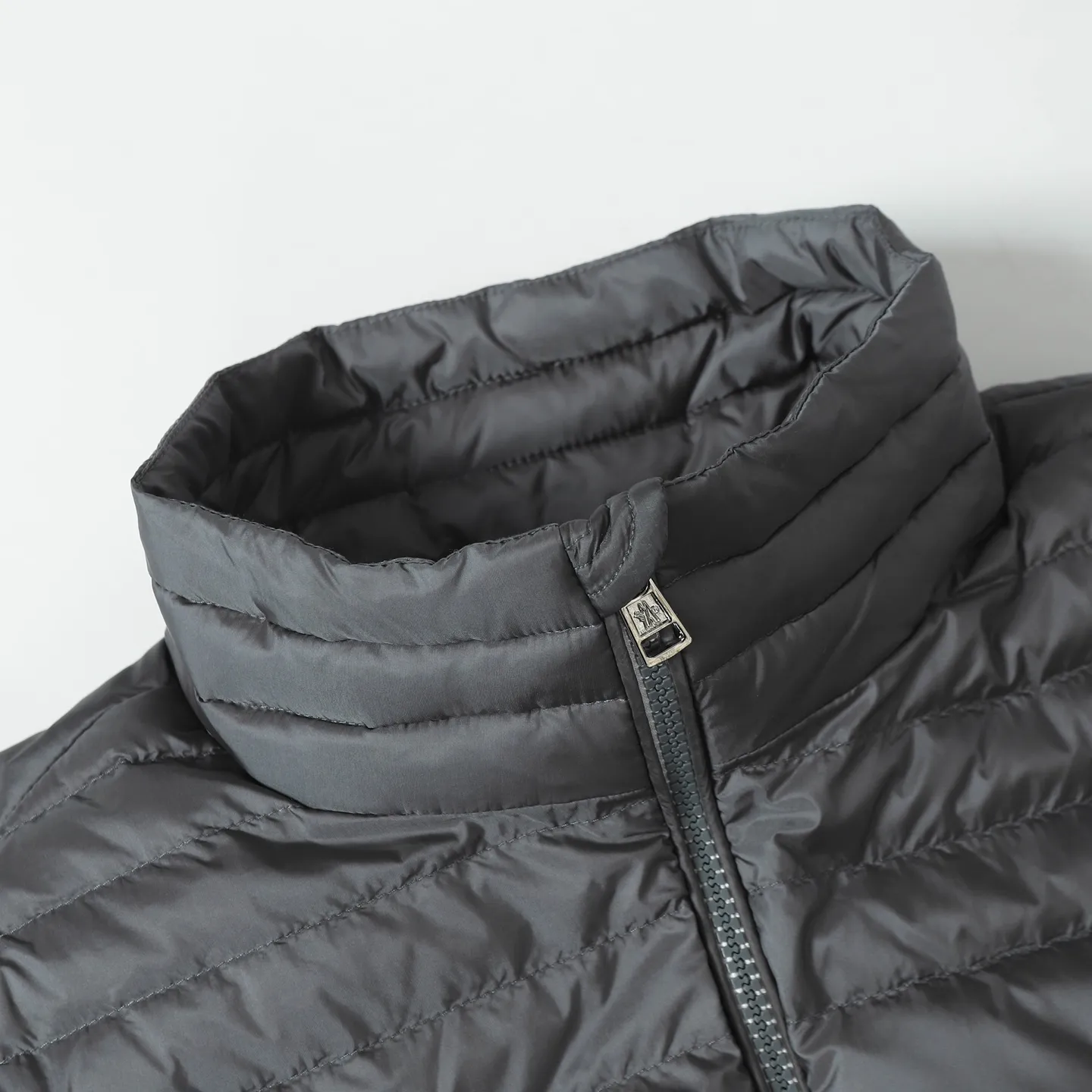 P900 Premium 90 down] Moncler Arnique short and light men's down jacket. Super soft and delicate fabric, white duck down filling. Extremely light and warm. The Arnique hooded down is made of polyester fiber outer fabric and is Moncler's classic men's design item.  The Arnique short down features classic checkered quilting and signature patch pockets on the sleeves, highlighting Moncler's style. The outer fabric reflects the brand's commitment to lowering its environmental footprint. Modular design, removable hood can be easily put on and taken off according to weather conditions. Details Made of polyester outer fabric Polyester lining Down filling Size : S-XXL