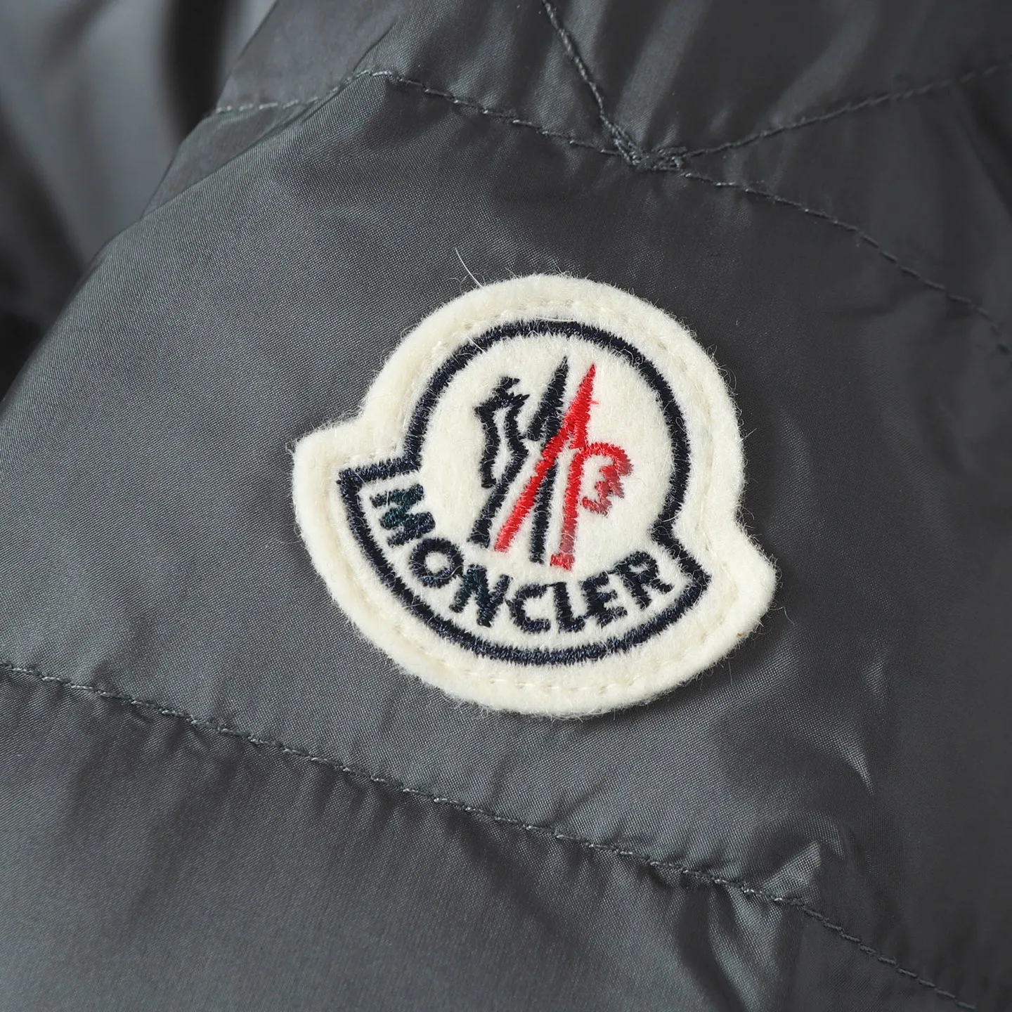 P900 Premium 90 down] Moncler Arnique short and light men's down jacket. Super soft and delicate fabric, white duck down filling. Extremely light and warm. The Arnique hooded down is made of polyester fiber outer fabric and is Moncler's classic men's design item.  The Arnique short down features classic checkered quilting and signature patch pockets on the sleeves, highlighting Moncler's style. The outer fabric reflects the brand's commitment to lowering its environmental footprint. Modular design, removable hood can be easily put on and taken off according to weather conditions. Details Made of polyester outer fabric Polyester lining Down filling Size : S-XXL