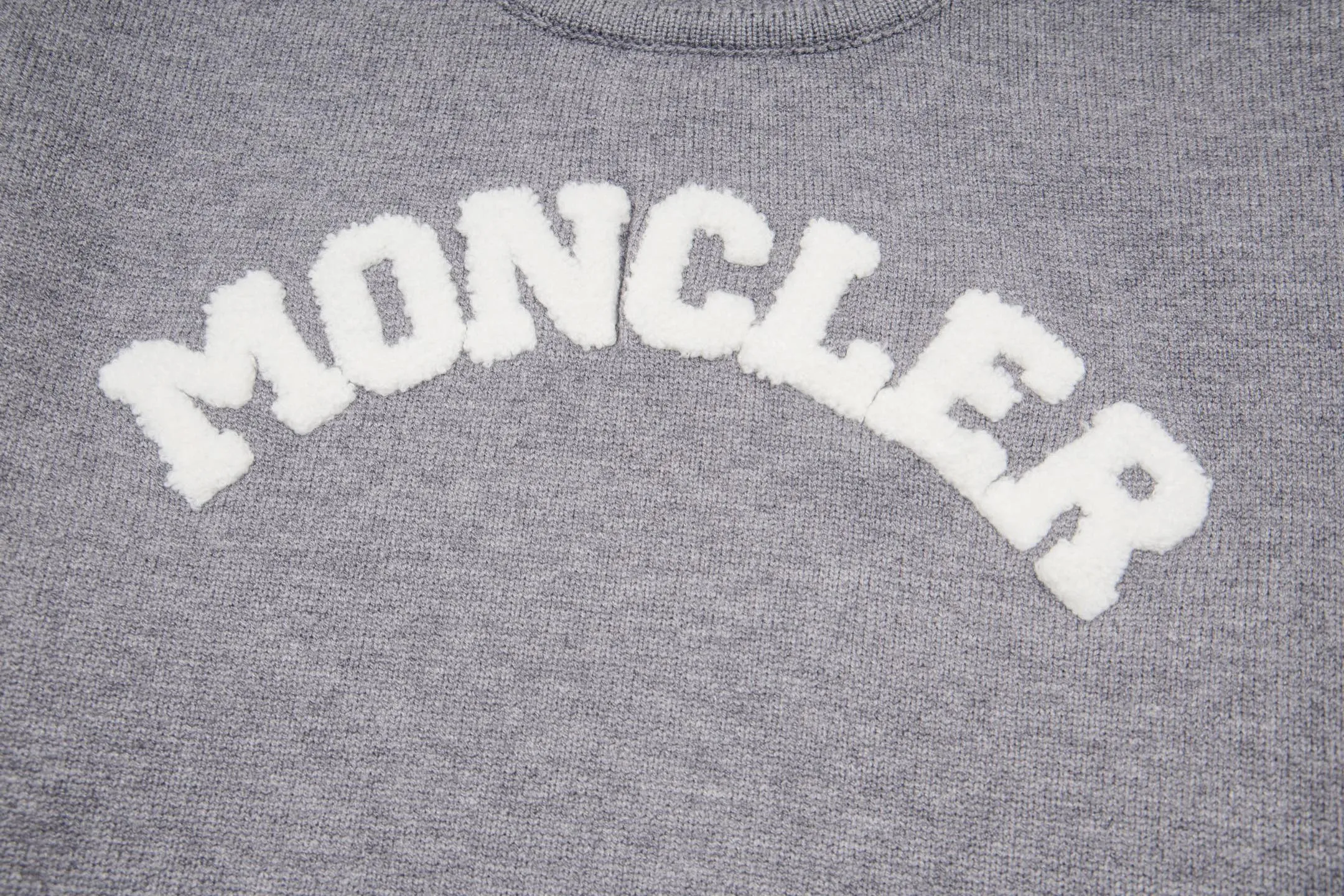 P240 Style No.: Y273 Moncler Spring, Autumn and Winter two-color small label terry embroidered knitted round neck sweater. The classic Moncler letter logo is spliced with sand knitting. 7-needle jacquard machine operation. The yarn selection is soft and comfortable and not prickly. The classic small label is simple and elegant. The weight of a piece of clothing is more than one kilogram. Proper high quality. 1:1 customization. The true restoration of ZP. How can we not have a masked sweater this autumn and winter? Can be worn by both men and women. Color: black Gray Size: S-XL
