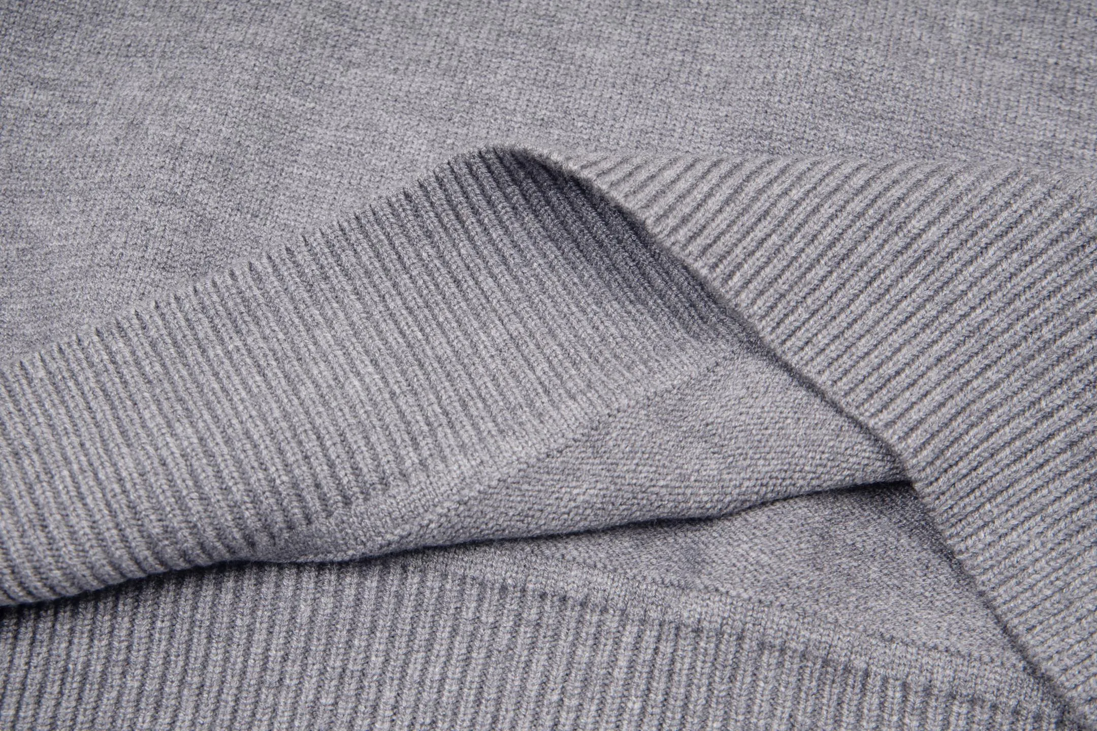 P240 Style No.: Y273 Moncler Spring, Autumn and Winter two-color small label terry embroidered knitted round neck sweater. The classic Moncler letter logo is spliced with sand knitting. 7-needle jacquard machine operation. The yarn selection is soft and comfortable and not prickly. The classic small label is simple and elegant. The weight of a piece of clothing is more than one kilogram. Proper high quality. 1:1 customization. The true restoration of ZP. How can we not have a masked sweater this autumn and winter? Can be worn by both men and women. Color: black Gray Size: S-XL
