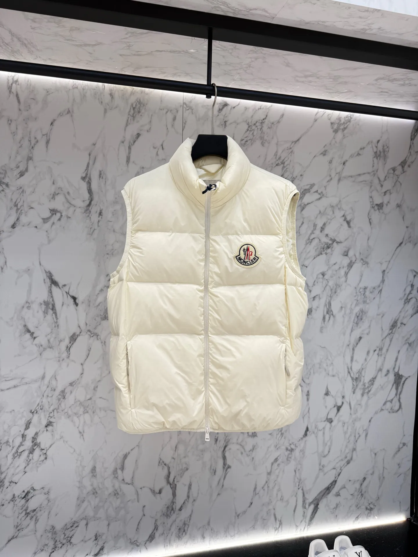 P720 Moncler down jacket 2025 latest fashion designer down jacket. Every detail shows high-end craftsmanship. The design changes of structural tailoring show the diverse image changes of men. It is slim and neat, and tailored to meet the current popular multi-layered wear. Versatile style for life. Code number: 12345