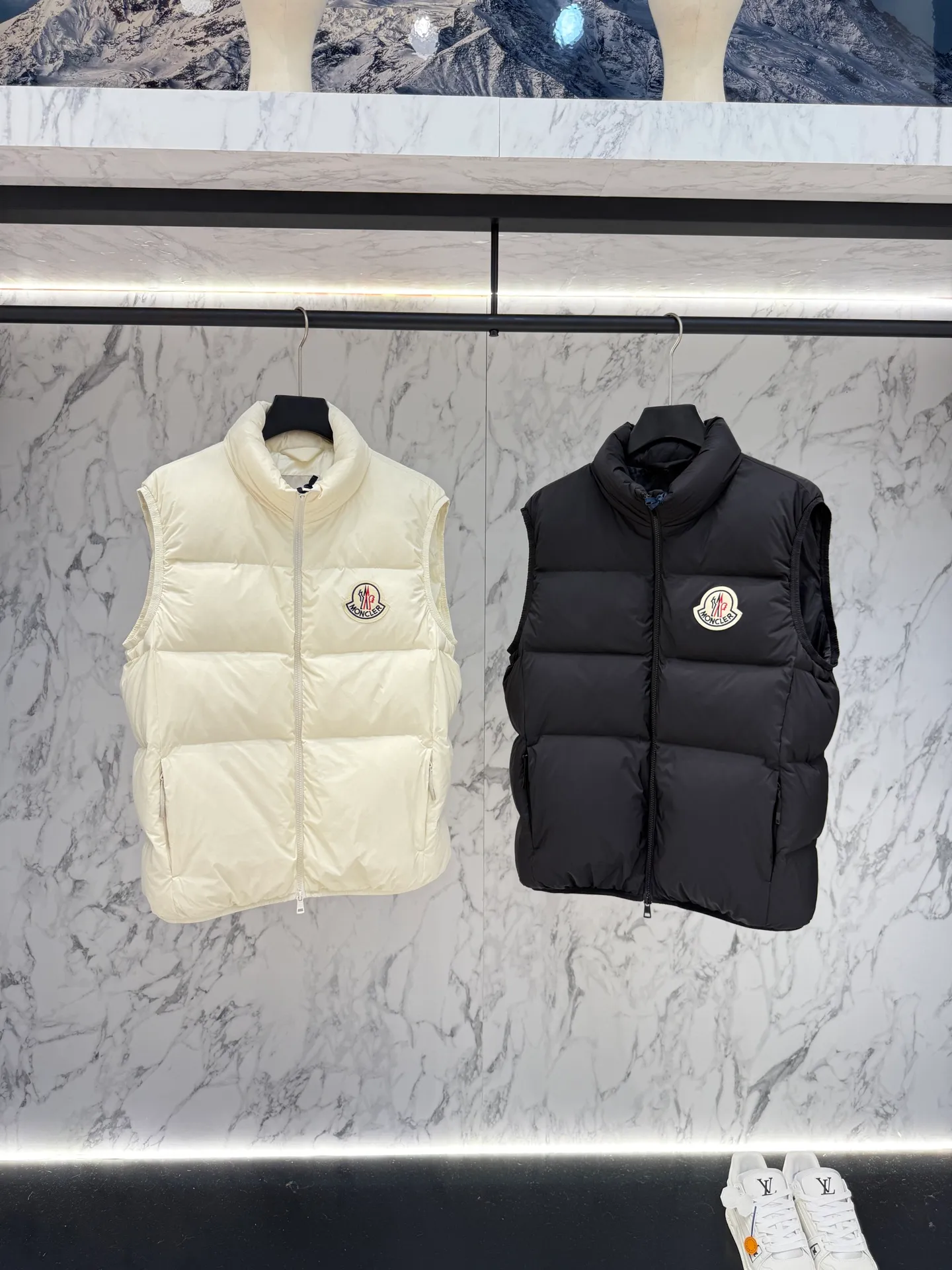 P720 Moncler down jacket 2025 latest fashion designer down jacket. Every detail shows high-end craftsmanship. The design changes of structural tailoring show the diverse image changes of men. It is slim and neat, and tailored to meet the current popular multi-layered wear. Versatile style for life. Code number: 12345