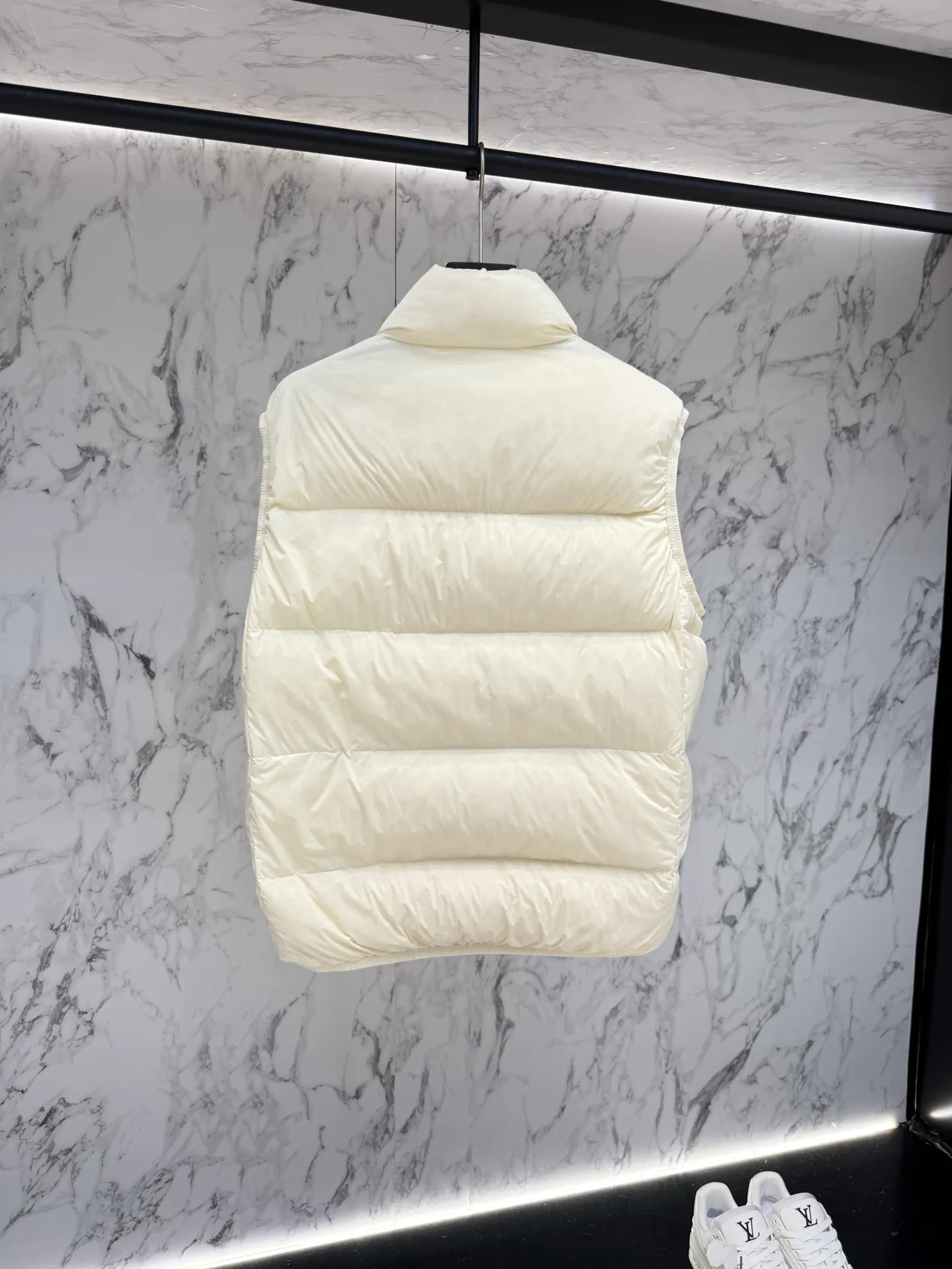 P720 Moncler down jacket 2025 latest fashion designer down jacket. Every detail shows high-end craftsmanship. The design changes of structural tailoring show the diverse image changes of men. It is slim and neat, and tailored to meet the current popular multi-layered wear. Versatile style for life. Code number: 12345