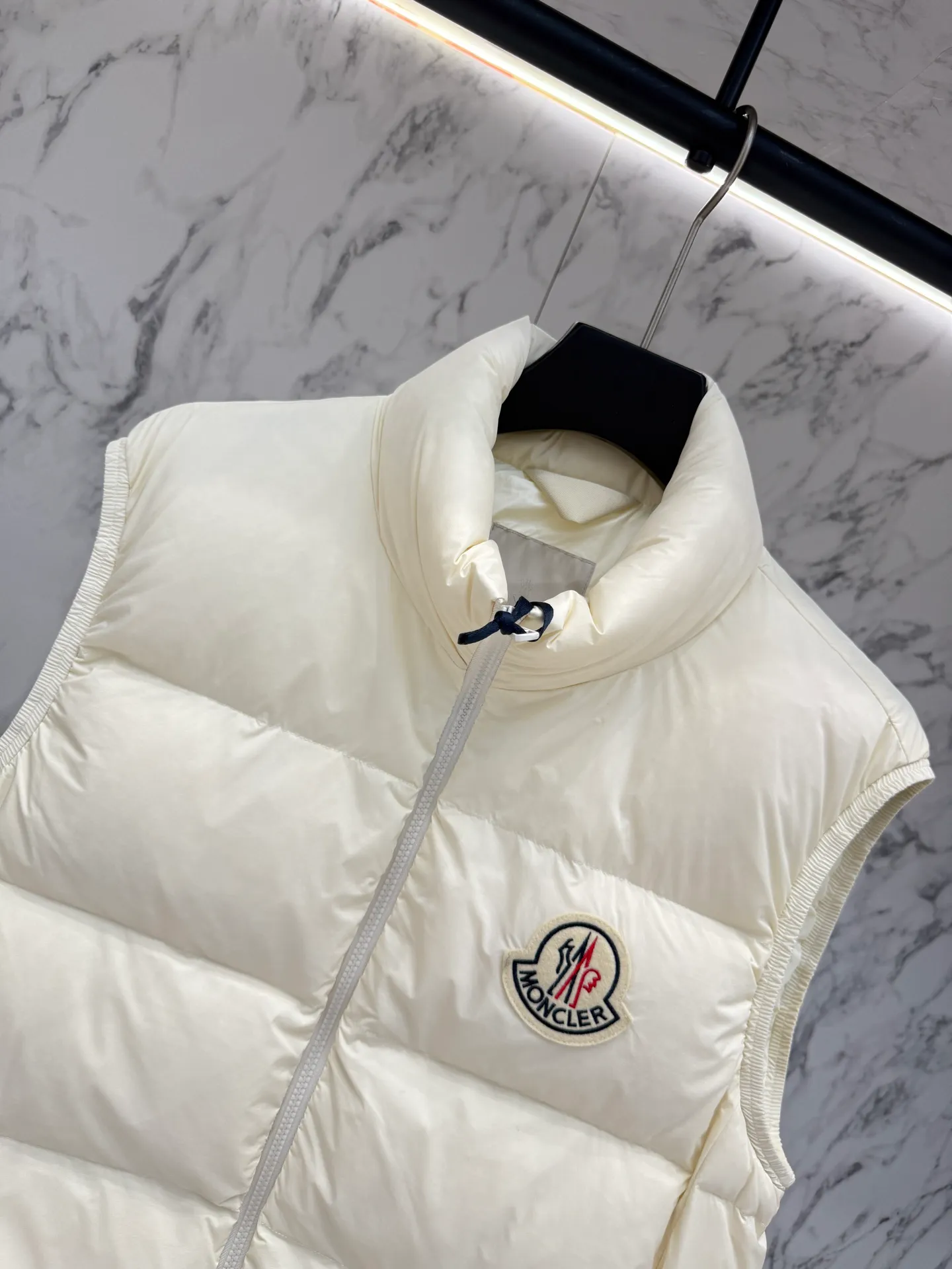 P720 Moncler down jacket 2025 latest fashion designer down jacket. Every detail shows high-end craftsmanship. The design changes of structural tailoring show the diverse image changes of men. It is slim and neat, and tailored to meet the current popular multi-layered wear. Versatile style for life. Code number: 12345