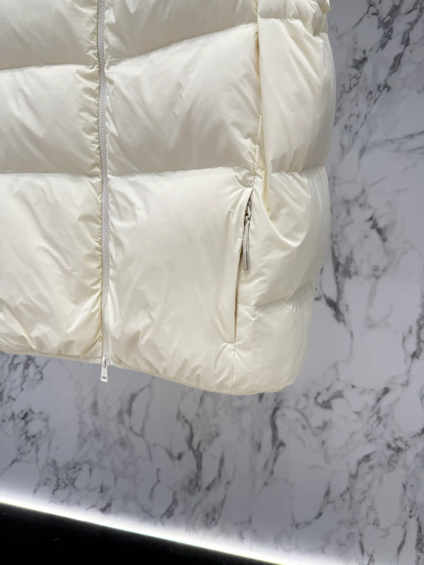 P720 Moncler down jacket 2025 latest fashion designer down jacket. Every detail shows high-end craftsmanship. The design changes of structural tailoring show the diverse image changes of men. It is slim and neat, and tailored to meet the current popular multi-layered wear. Versatile style for life. Code number: 12345