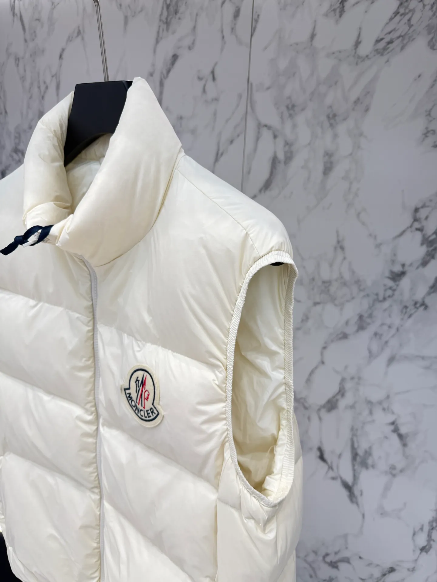 P720 Moncler down jacket 2025 latest fashion designer down jacket. Every detail shows high-end craftsmanship. The design changes of structural tailoring show the diverse image changes of men. It is slim and neat, and tailored to meet the current popular multi-layered wear. Versatile style for life. Code number: 12345