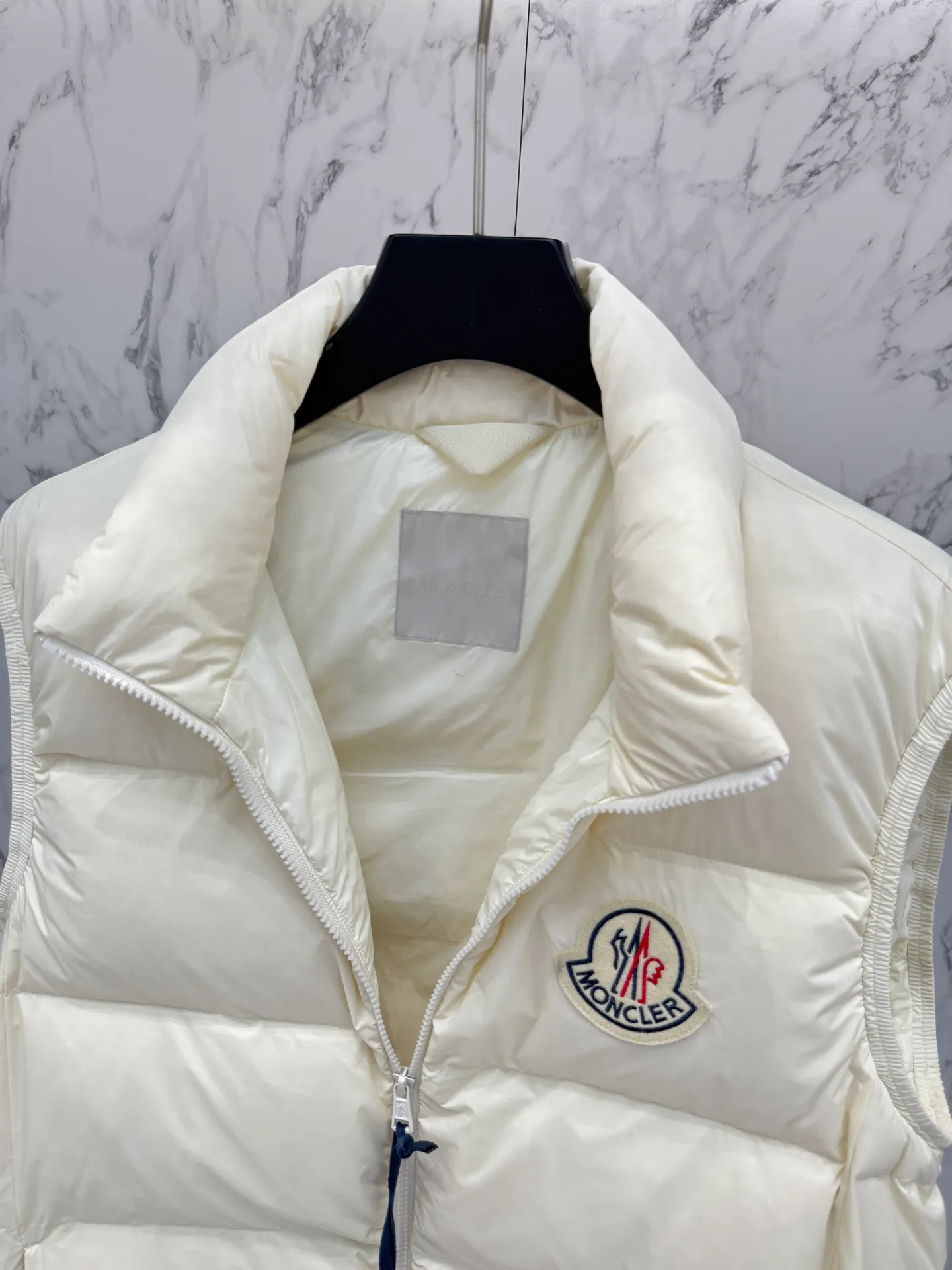 P720 Moncler down jacket 2025 latest fashion designer down jacket. Every detail shows high-end craftsmanship. The design changes of structural tailoring show the diverse image changes of men. It is slim and neat, and tailored to meet the current popular multi-layered wear. Versatile style for life. Code number: 12345
