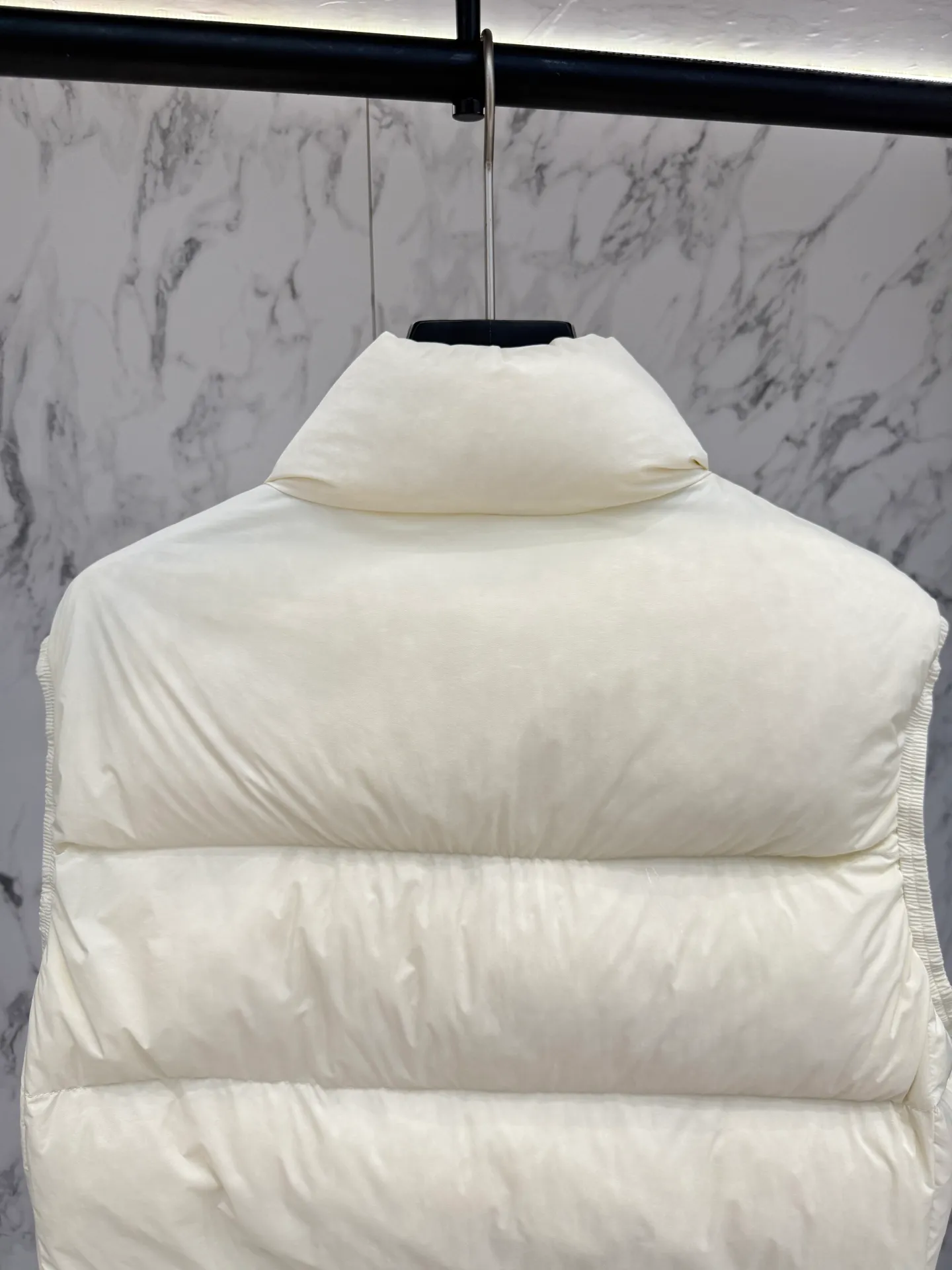 P720 Moncler down jacket 2025 latest fashion designer down jacket. Every detail shows high-end craftsmanship. The design changes of structural tailoring show the diverse image changes of men. It is slim and neat, and tailored to meet the current popular multi-layered wear. Versatile style for life. Code number: 12345