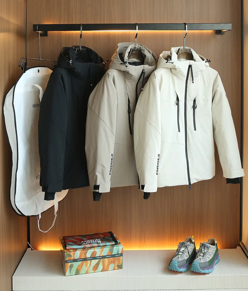 P1660 Old OEM channel, Moncler 25FW new thin and light men's hooded casual down jacket! Trading company orders Jeluz men's down inspired by classic, men's choice for outdoor activities! The product is made of GORE-Tex waterproof outdoor sports fabric and decorated with recyclable details, which demonstrates the brand's commitment to external environmental protection. The adjustable cuffs and two-way zipper ensure easy wearing and adjustment of the silhouette; the interior is made of European-standard environmentally friendly 90% white duck down + 10% feather high-content filling, which is warmer and lighter than traditional down jackets in the past. You will know its high-end atmosphere when you try it in person. The upper body is comfortable, warm and breathable without any bloated feeling! At the same time, it has a high sense of class and recognition. The seams of the body are all cut in position to ensure visual beauty, which is very time-consuming and material-consuming! The fashionable detachable vest can be worn alone. The detachable hooded stand-up collar design is easy to disassemble and assemble to create different fashionable looks. The concealed placket, two-way zipper opening and closing, elastic cuffs and drawstring hem cuff design can better withstand the cold wind and keep the upper body warm in autumn and winter. It is a tall and stylish item! Color: black, high-grade gray, off-white Size: M-3XL G9003 data reference: Size 0: shoulder width 51cm-bust 114cm-shirt length 70cm-sleeve length 61cm Size 1: shoulder width 52cm-chest 118cm-shirt length 71cm-sleeve length 62cm Size 2: shoulder width 53cm-chest 122cm-shirt length 72cm-sleeve length 63cm 3 Size: Shoulder width 54cm - Bust 126cm - Clothing length 73cm - Sleeve length 64cm Size 4: Shoulder width 55cm - Bust 130cm - Clothing length 75cm - Sleeve length 64cm