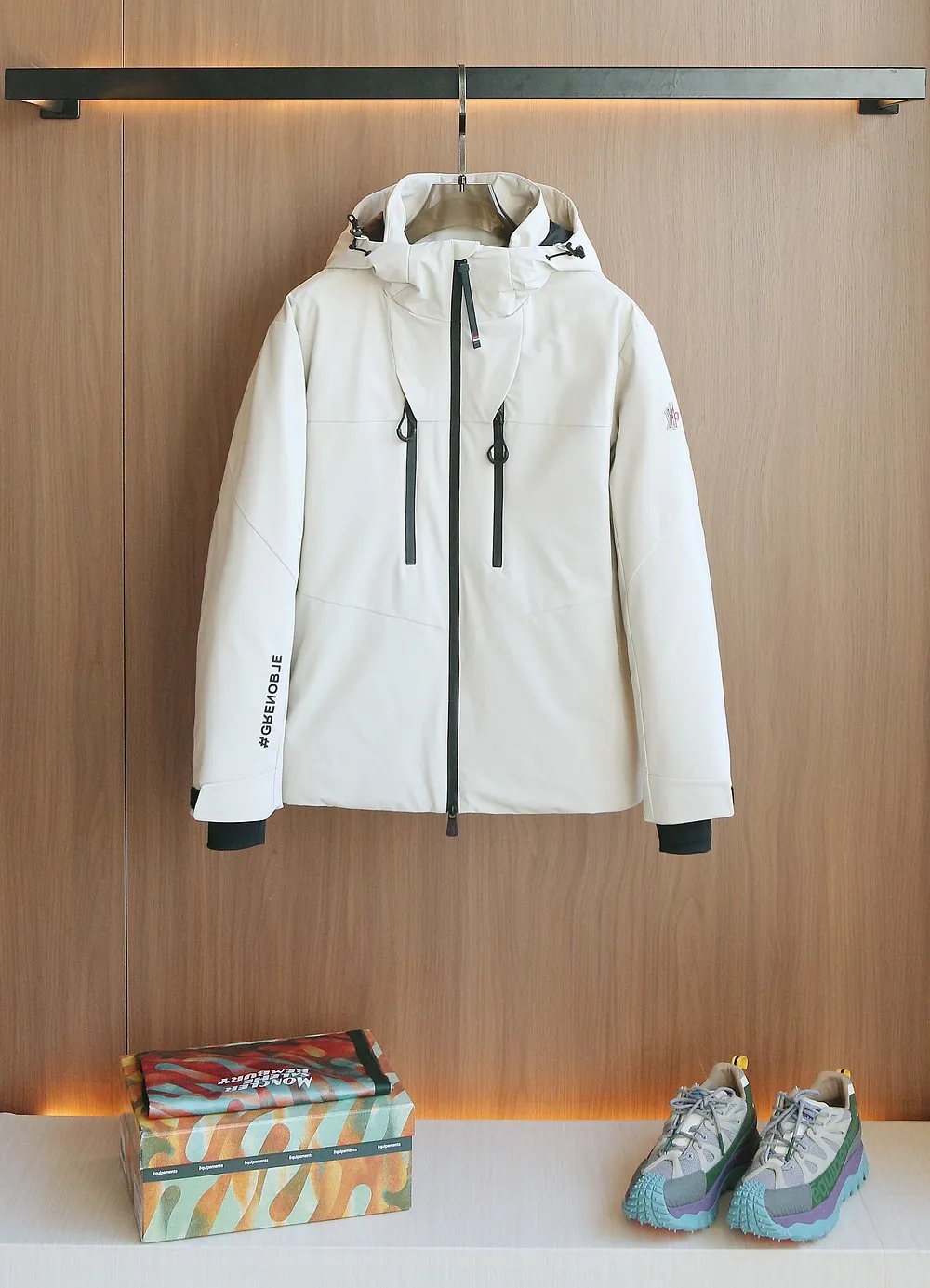 P1660 Old OEM channel, Moncler 25FW new thin and light men's hooded casual down jacket! Trading company orders Jeluz men's down inspired by classic, men's choice for outdoor activities! The product is made of GORE-Tex waterproof outdoor sports fabric and decorated with recyclable details, which demonstrates the brand's commitment to external environmental protection. The adjustable cuffs and two-way zipper ensure easy wearing and adjustment of the silhouette; the interior is made of European-standard environmentally friendly 90% white duck down + 10% feather high-content filling, which is warmer and lighter than traditional down jackets in the past. You will know its high-end atmosphere when you try it in person. The upper body is comfortable, warm and breathable without any bloated feeling! At the same time, it has a high sense of class and recognition. The seams of the body are all cut in position to ensure visual beauty, which is very time-consuming and material-consuming! The fashionable detachable vest can be worn alone. The detachable hooded stand-up collar design is easy to disassemble and assemble to create different fashionable looks. The concealed placket, two-way zipper opening and closing, elastic cuffs and drawstring hem cuff design can better withstand the cold wind and keep the upper body warm in autumn and winter. It is a tall and stylish item! Color: black, high-grade gray, off-white Size: M-3XL G9003 data reference: Size 0: shoulder width 51cm-bust 114cm-shirt length 70cm-sleeve length 61cm Size 1: shoulder width 52cm-chest 118cm-shirt length 71cm-sleeve length 62cm Size 2: shoulder width 53cm-chest 122cm-shirt length 72cm-sleeve length 63cm 3 Size: Shoulder width 54cm - Bust 126cm - Clothing length 73cm - Sleeve length 64cm Size 4: Shoulder width 55cm - Bust 130cm - Clothing length 75cm - Sleeve length 64cm