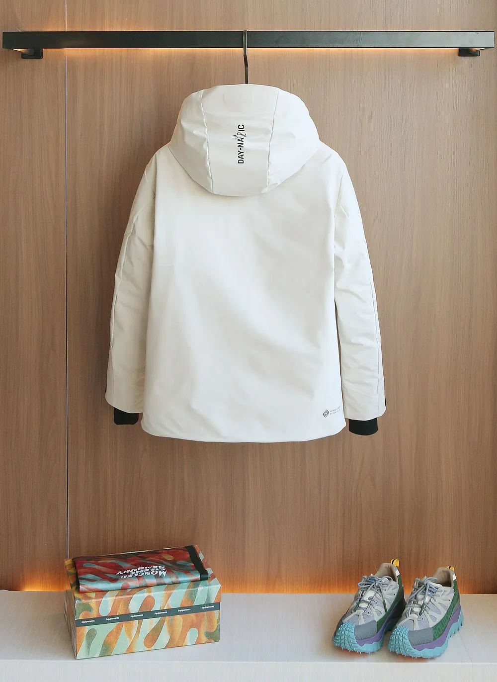 P1660 Old OEM channel, Moncler 25FW new thin and light men's hooded casual down jacket! Trading company orders Jeluz men's down inspired by classic, men's choice for outdoor activities! The product is made of GORE-Tex waterproof outdoor sports fabric and decorated with recyclable details, which demonstrates the brand's commitment to external environmental protection. The adjustable cuffs and two-way zipper ensure easy wearing and adjustment of the silhouette; the interior is made of European-standard environmentally friendly 90% white duck down + 10% feather high-content filling, which is warmer and lighter than traditional down jackets in the past. You will know its high-end atmosphere when you try it in person. The upper body is comfortable, warm and breathable without any bloated feeling! At the same time, it has a high sense of class and recognition. The seams of the body are all cut in position to ensure visual beauty, which is very time-consuming and material-consuming! The fashionable detachable vest can be worn alone. The detachable hooded stand-up collar design is easy to disassemble and assemble to create different fashionable looks. The concealed placket, two-way zipper opening and closing, elastic cuffs and drawstring hem cuff design can better withstand the cold wind and keep the upper body warm in autumn and winter. It is a tall and stylish item! Color: black, high-grade gray, off-white Size: M-3XL G9003 data reference: Size 0: shoulder width 51cm-bust 114cm-shirt length 70cm-sleeve length 61cm Size 1: shoulder width 52cm-chest 118cm-shirt length 71cm-sleeve length 62cm Size 2: shoulder width 53cm-chest 122cm-shirt length 72cm-sleeve length 63cm 3 Size: Shoulder width 54cm - Bust 126cm - Clothing length 73cm - Sleeve length 64cm Size 4: Shoulder width 55cm - Bust 130cm - Clothing length 75cm - Sleeve length 64cm