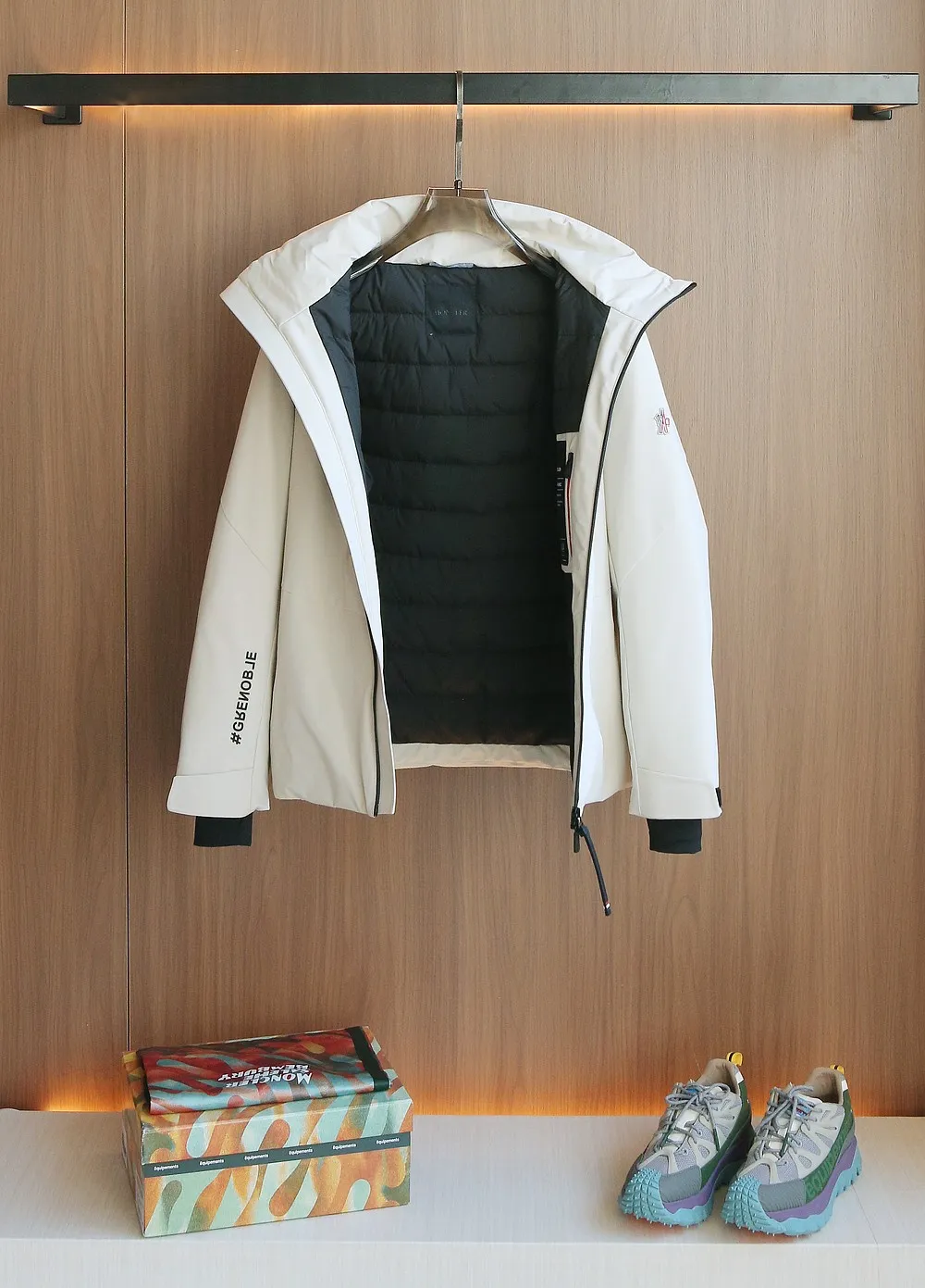 P1660 Old OEM channel, Moncler 25FW new thin and light men's hooded casual down jacket! Trading company orders Jeluz men's down inspired by classic, men's choice for outdoor activities! The product is made of GORE-Tex waterproof outdoor sports fabric and decorated with recyclable details, which demonstrates the brand's commitment to external environmental protection. The adjustable cuffs and two-way zipper ensure easy wearing and adjustment of the silhouette; the interior is made of European-standard environmentally friendly 90% white duck down + 10% feather high-content filling, which is warmer and lighter than traditional down jackets in the past. You will know its high-end atmosphere when you try it in person. The upper body is comfortable, warm and breathable without any bloated feeling! At the same time, it has a high sense of class and recognition. The seams of the body are all cut in position to ensure visual beauty, which is very time-consuming and material-consuming! The fashionable detachable vest can be worn alone. The detachable hooded stand-up collar design is easy to disassemble and assemble to create different fashionable looks. The concealed placket, two-way zipper opening and closing, elastic cuffs and drawstring hem cuff design can better withstand the cold wind and keep the upper body warm in autumn and winter. It is a tall and stylish item! Color: black, high-grade gray, off-white Size: M-3XL G9003 data reference: Size 0: shoulder width 51cm-bust 114cm-shirt length 70cm-sleeve length 61cm Size 1: shoulder width 52cm-chest 118cm-shirt length 71cm-sleeve length 62cm Size 2: shoulder width 53cm-chest 122cm-shirt length 72cm-sleeve length 63cm 3 Size: Shoulder width 54cm - Bust 126cm - Clothing length 73cm - Sleeve length 64cm Size 4: Shoulder width 55cm - Bust 130cm - Clothing length 75cm - Sleeve length 64cm