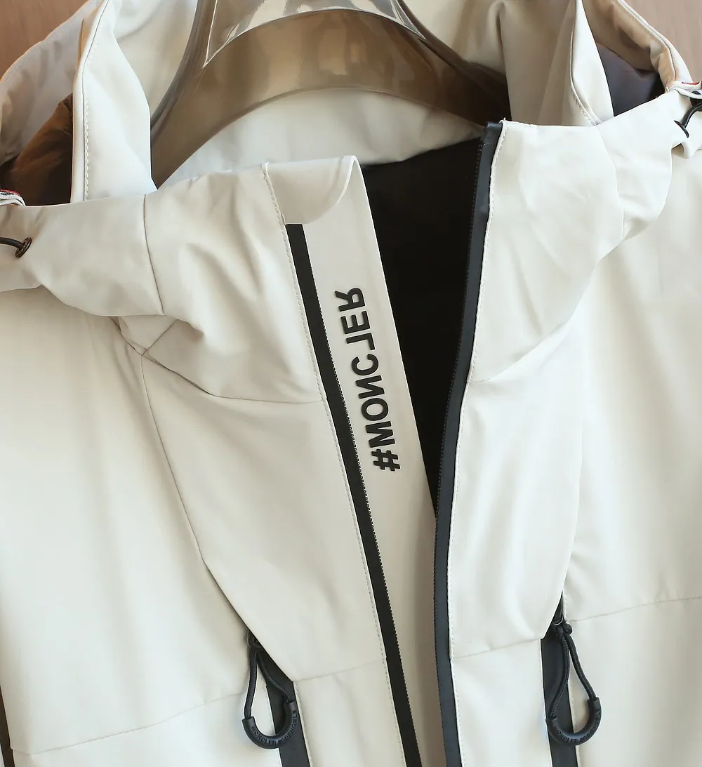 P1660 Old OEM channel, Moncler 25FW new thin and light men's hooded casual down jacket! Trading company orders Jeluz men's down inspired by classic, men's choice for outdoor activities! The product is made of GORE-Tex waterproof outdoor sports fabric and decorated with recyclable details, which demonstrates the brand's commitment to external environmental protection. The adjustable cuffs and two-way zipper ensure easy wearing and adjustment of the silhouette; the interior is made of European-standard environmentally friendly 90% white duck down + 10% feather high-content filling, which is warmer and lighter than traditional down jackets in the past. You will know its high-end atmosphere when you try it in person. The upper body is comfortable, warm and breathable without any bloated feeling! At the same time, it has a high sense of class and recognition. The seams of the body are all cut in position to ensure visual beauty, which is very time-consuming and material-consuming! The fashionable detachable vest can be worn alone. The detachable hooded stand-up collar design is easy to disassemble and assemble to create different fashionable looks. The concealed placket, two-way zipper opening and closing, elastic cuffs and drawstring hem cuff design can better withstand the cold wind and keep the upper body warm in autumn and winter. It is a tall and stylish item! Color: black, high-grade gray, off-white Size: M-3XL G9003 data reference: Size 0: shoulder width 51cm-bust 114cm-shirt length 70cm-sleeve length 61cm Size 1: shoulder width 52cm-chest 118cm-shirt length 71cm-sleeve length 62cm Size 2: shoulder width 53cm-chest 122cm-shirt length 72cm-sleeve length 63cm 3 Size: Shoulder width 54cm - Bust 126cm - Clothing length 73cm - Sleeve length 64cm Size 4: Shoulder width 55cm - Bust 130cm - Clothing length 75cm - Sleeve length 64cm
