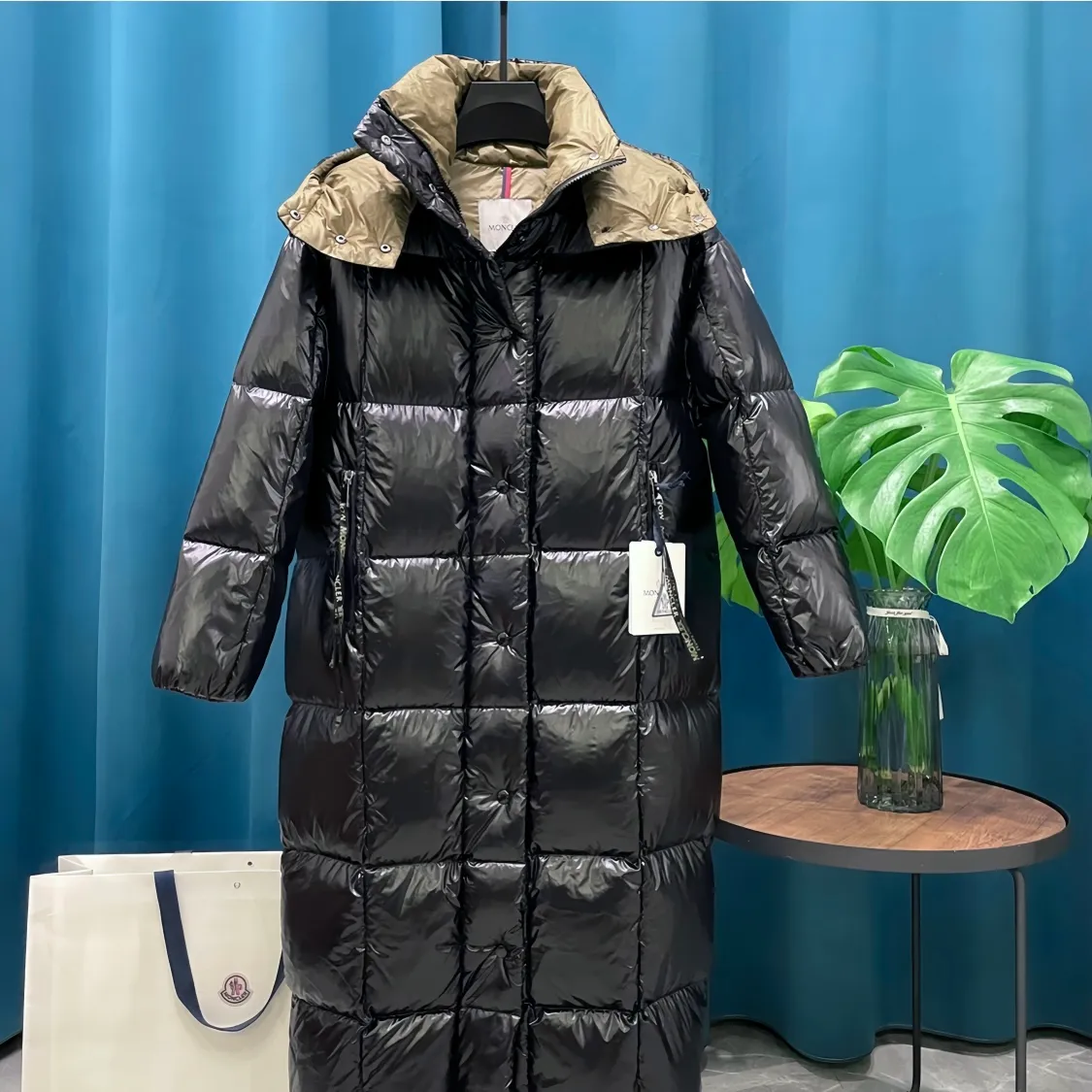 P980 Moncler ➡️Mask Parana black gold 24ss long down jacket, the best to keep out the cold! Yuhuang Winter Women's Extra Long Hooded Down Jacket. There are thousands of styles of down jackets. As the king at the pinnacle of the down industry, Yuhuang Family will be included in the key repurchase list every year!  Because no matter how cold the wind is and the cold is unbearable, Yuhuang will always accompany you to give you warmth and resist the cold wave!  Made of pure European standard 90% goose down + 10% feathers. Real European standard goose down🦢 When you get the clothes, you can feel the filling and fullness of the down jacket. It is really not on the same level as the market products... The down content is the highest level in the industry. The raw materials are well invested. The best neck down on the goose is selected. The down is light, thin, soft and warm. It is very healing, comfortable and breathable, and as warm as a lover’s hug!  Designed with two-color glossy fabric and paired with black khaki, it is noble and elegant, highlighting the texture! Design details: two-tone design, zippers and snap buttons, long sleeves, side zipper pockets, extra large style! If you touch it with your fingers, you will definitely be conquered by its invincible texture, which is fluffy but not bloated! The seam design is regular and flat. The logo on the sleeves is clear and three-dimensional. Everything is made by Yuhuang. I like it. The upper body is very girly and extremely eye-catching!