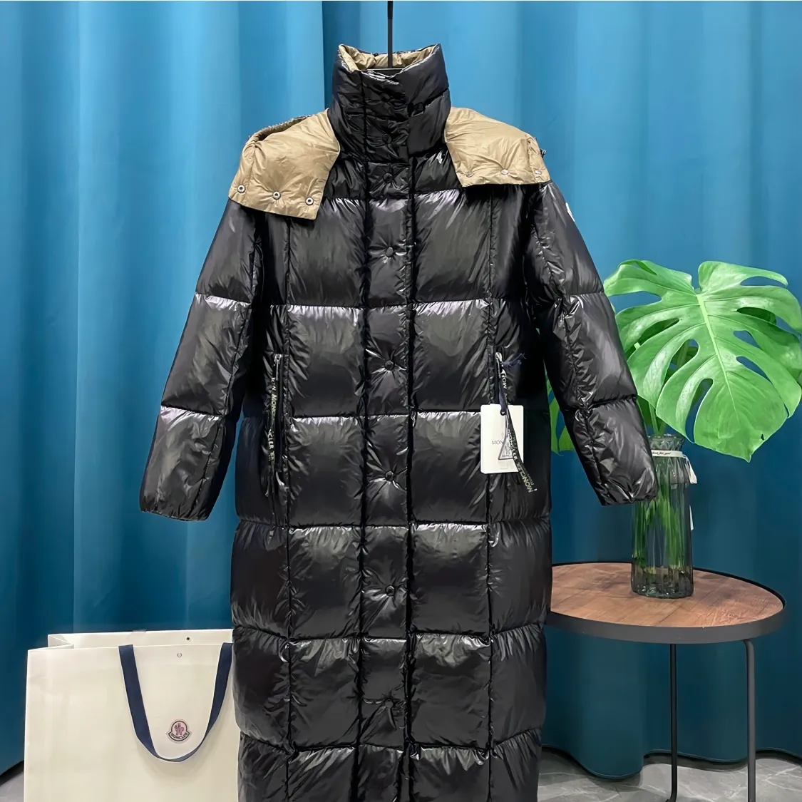 P980 Moncler ➡️Mask Parana black gold 24ss long down jacket, the best to keep out the cold! Yuhuang Winter Women's Extra Long Hooded Down Jacket. There are thousands of styles of down jackets. As the king at the pinnacle of the down industry, Yuhuang Family will be included in the key repurchase list every year!  Because no matter how cold the wind is and the cold is unbearable, Yuhuang will always accompany you to give you warmth and resist the cold wave!  Made of pure European standard 90% goose down + 10% feathers. Real European standard goose down🦢 When you get the clothes, you can feel the filling and fullness of the down jacket. It is really not on the same level as the market products... The down content is the highest level in the industry. The raw materials are well invested. The best neck down on the goose is selected. The down is light, thin, soft and warm. It is very healing, comfortable and breathable, and as warm as a lover’s hug!  Designed with two-color glossy fabric and paired with black khaki, it is noble and elegant, highlighting the texture! Design details: two-tone design, zippers and snap buttons, long sleeves, side zipper pockets, extra large style! If you touch it with your fingers, you will definitely be conquered by its invincible texture, which is fluffy but not bloated! The seam design is regular and flat. The logo on the sleeves is clear and three-dimensional. Everything is made by Yuhuang. I like it. The upper body is very girly and extremely eye-catching!