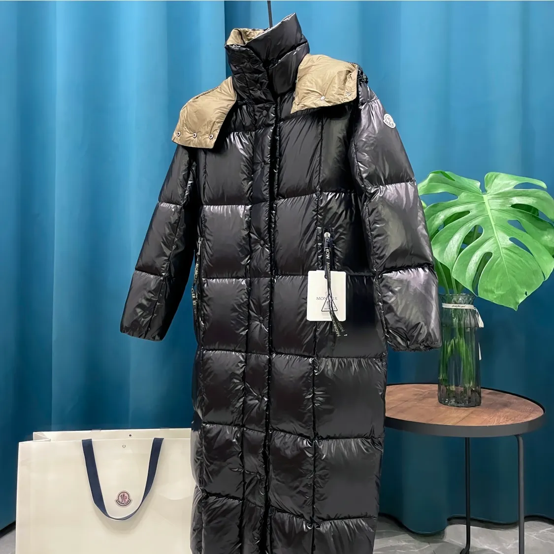 P980 Moncler ➡️Mask Parana black gold 24ss long down jacket, the best to keep out the cold! Yuhuang Winter Women's Extra Long Hooded Down Jacket. There are thousands of styles of down jackets. As the king at the pinnacle of the down industry, Yuhuang Family will be included in the key repurchase list every year!  Because no matter how cold the wind is and the cold is unbearable, Yuhuang will always accompany you to give you warmth and resist the cold wave!  Made of pure European standard 90% goose down + 10% feathers. Real European standard goose down🦢 When you get the clothes, you can feel the filling and fullness of the down jacket. It is really not on the same level as the market products... The down content is the highest level in the industry. The raw materials are well invested. The best neck down on the goose is selected. The down is light, thin, soft and warm. It is very healing, comfortable and breathable, and as warm as a lover’s hug!  Designed with two-color glossy fabric and paired with black khaki, it is noble and elegant, highlighting the texture! Design details: two-tone design, zippers and snap buttons, long sleeves, side zipper pockets, extra large style! If you touch it with your fingers, you will definitely be conquered by its invincible texture, which is fluffy but not bloated! The seam design is regular and flat. The logo on the sleeves is clear and three-dimensional. Everything is made by Yuhuang. I like it. The upper body is very girly and extremely eye-catching!