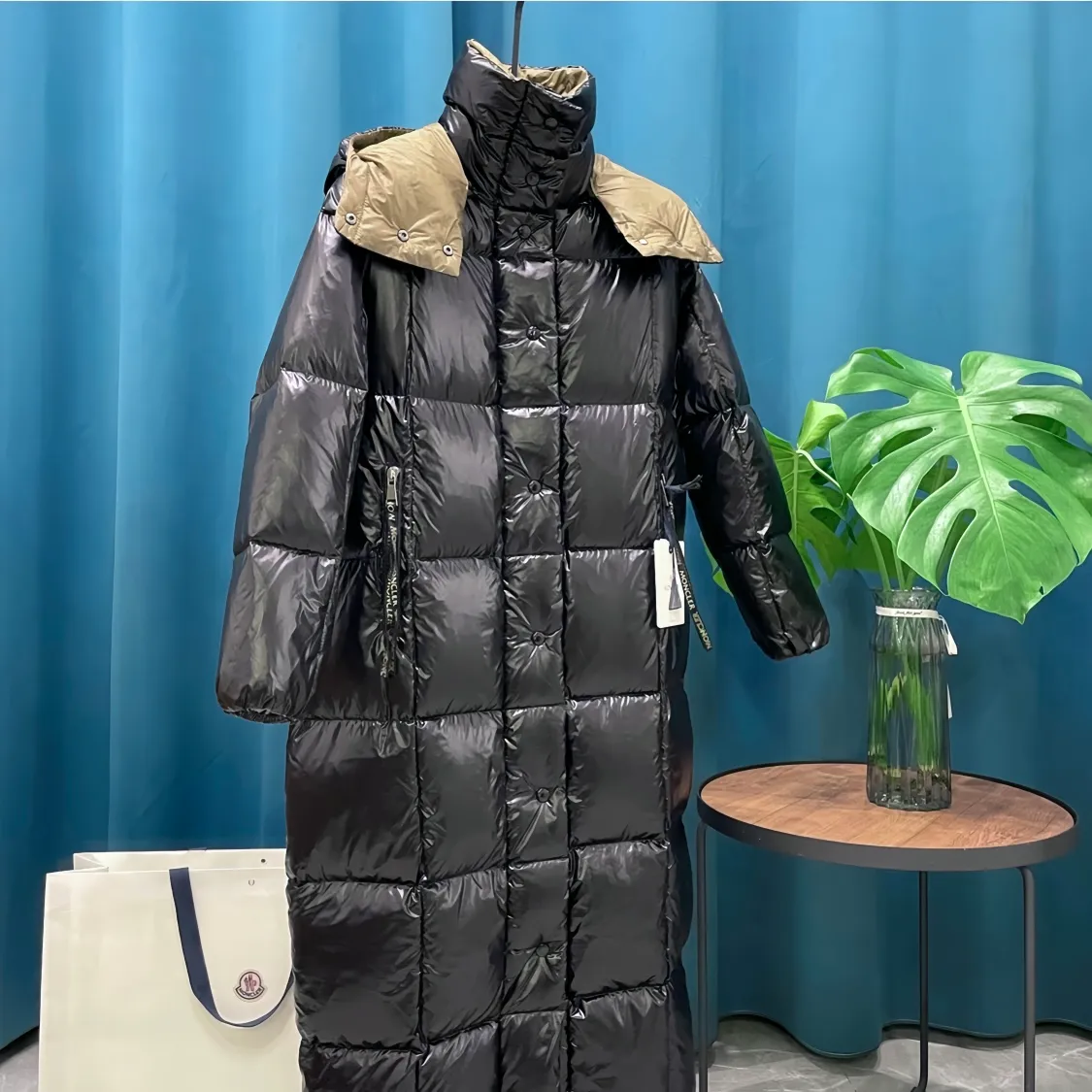 P980 Moncler ➡️Mask Parana black gold 24ss long down jacket, the best to keep out the cold! Yuhuang Winter Women's Extra Long Hooded Down Jacket. There are thousands of styles of down jackets. As the king at the pinnacle of the down industry, Yuhuang Family will be included in the key repurchase list every year!  Because no matter how cold the wind is and the cold is unbearable, Yuhuang will always accompany you to give you warmth and resist the cold wave!  Made of pure European standard 90% goose down + 10% feathers. Real European standard goose down🦢 When you get the clothes, you can feel the filling and fullness of the down jacket. It is really not on the same level as the market products... The down content is the highest level in the industry. The raw materials are well invested. The best neck down on the goose is selected. The down is light, thin, soft and warm. It is very healing, comfortable and breathable, and as warm as a lover’s hug!  Designed with two-color glossy fabric and paired with black khaki, it is noble and elegant, highlighting the texture! Design details: two-tone design, zippers and snap buttons, long sleeves, side zipper pockets, extra large style! If you touch it with your fingers, you will definitely be conquered by its invincible texture, which is fluffy but not bloated! The seam design is regular and flat. The logo on the sleeves is clear and three-dimensional. Everything is made by Yuhuang. I like it. The upper body is very girly and extremely eye-catching!