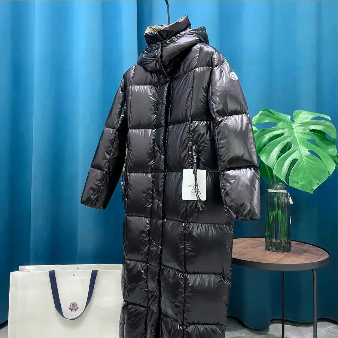 P980 Moncler ➡️Mask Parana black gold 24ss long down jacket, the best to keep out the cold! Yuhuang Winter Women's Extra Long Hooded Down Jacket. There are thousands of styles of down jackets. As the king at the pinnacle of the down industry, Yuhuang Family will be included in the key repurchase list every year!  Because no matter how cold the wind is and the cold is unbearable, Yuhuang will always accompany you to give you warmth and resist the cold wave!  Made of pure European standard 90% goose down + 10% feathers. Real European standard goose down🦢 When you get the clothes, you can feel the filling and fullness of the down jacket. It is really not on the same level as the market products... The down content is the highest level in the industry. The raw materials are well invested. The best neck down on the goose is selected. The down is light, thin, soft and warm. It is very healing, comfortable and breathable, and as warm as a lover’s hug!  Designed with two-color glossy fabric and paired with black khaki, it is noble and elegant, highlighting the texture! Design details: two-tone design, zippers and snap buttons, long sleeves, side zipper pockets, extra large style! If you touch it with your fingers, you will definitely be conquered by its invincible texture, which is fluffy but not bloated! The seam design is regular and flat. The logo on the sleeves is clear and three-dimensional. Everything is made by Yuhuang. I like it. The upper body is very girly and extremely eye-catching!