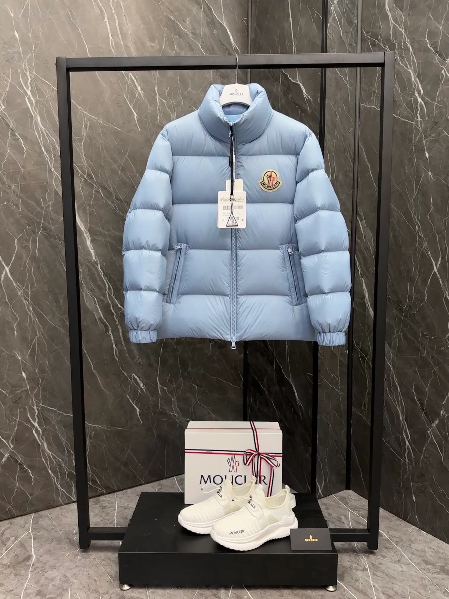 P740 💎 Absolutely the lowest price on the entire internet 💎 Special king fried ⬆️Moncler Citala short men's. Looking around, there is no comparable version on the market. 130w + one ton of premium European gooseneck velvet filling. 850+ fill power, I am twice as thick as the market version, but twice as light. (⚠️ Hot color matching, small inventory, order expedited) Citala men's short down is made of lightweight fabric in pop colors, emphasizing the youthfulness of the collection.  Citala down is made from lightweight nylon fabric and longue saison lining, making it comfortable and warm without being bulky. This cropped style has a comfortable fit, a signature high collar and a gingham-stitched silhouette. Details •Made from lightweight nylon fabric •Longue saison lining •Down filling (⚠️Premium goose down) •Stand collar •Zip closure •Zip pockets •Elastic cuffs and hem •Felt logo patch Size : 1-5 Couple size.