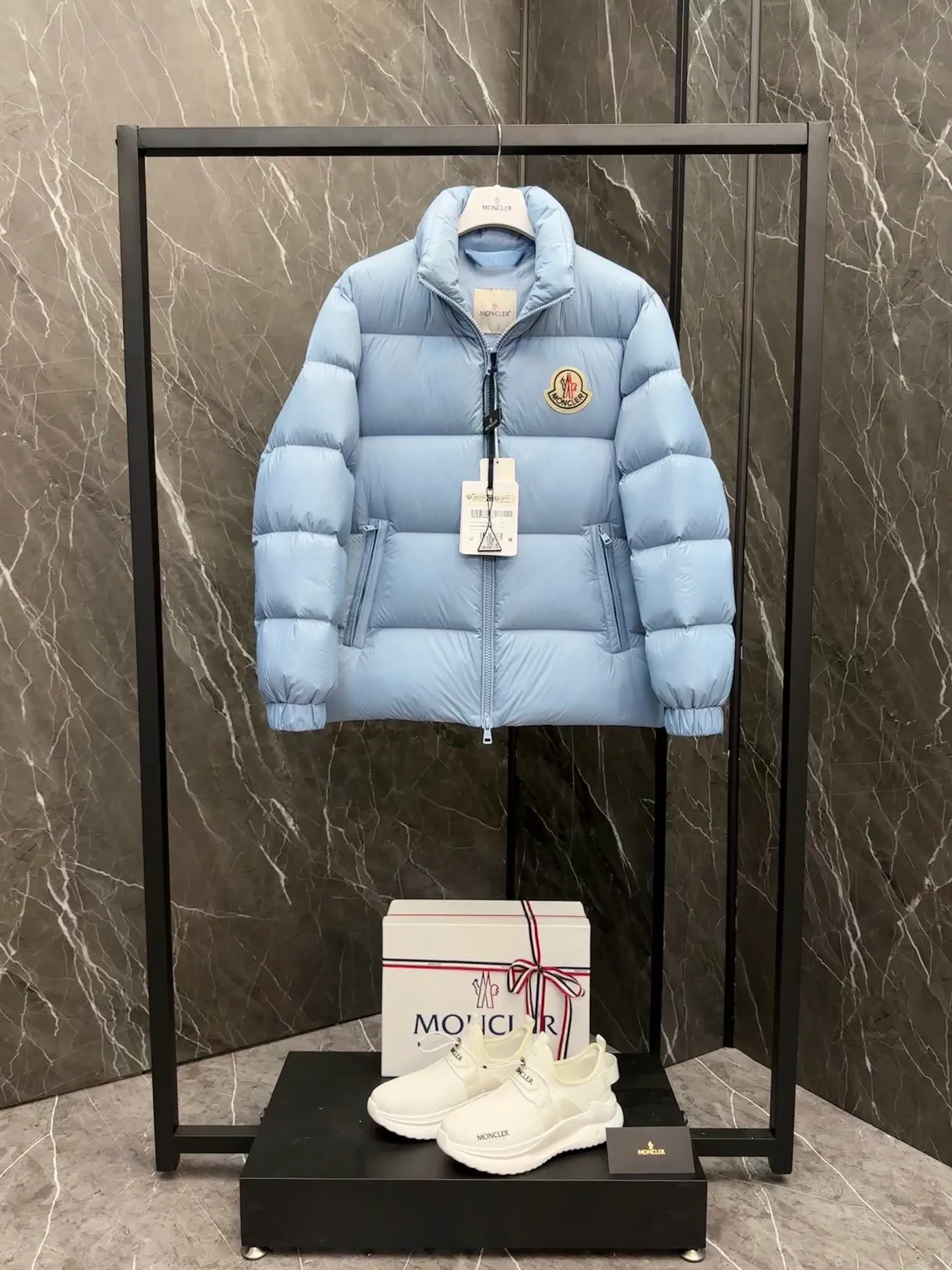 P740 💎 Absolutely the lowest price on the entire internet 💎 Special king fried ⬆️Moncler Citala short men's. Looking around, there is no comparable version on the market. 130w + one ton of premium European gooseneck velvet filling. 850+ fill power, I am twice as thick as the market version, but twice as light. (⚠️ Hot color matching, small inventory, order expedited) Citala men's short down is made of lightweight fabric in pop colors, emphasizing the youthfulness of the collection.  Citala down is made from lightweight nylon fabric and longue saison lining, making it comfortable and warm without being bulky. This cropped style has a comfortable fit, a signature high collar and a gingham-stitched silhouette. Details •Made from lightweight nylon fabric •Longue saison lining •Down filling (⚠️Premium goose down) •Stand collar •Zip closure •Zip pockets •Elastic cuffs and hem •Felt logo patch Size : 1-5 Couple size.