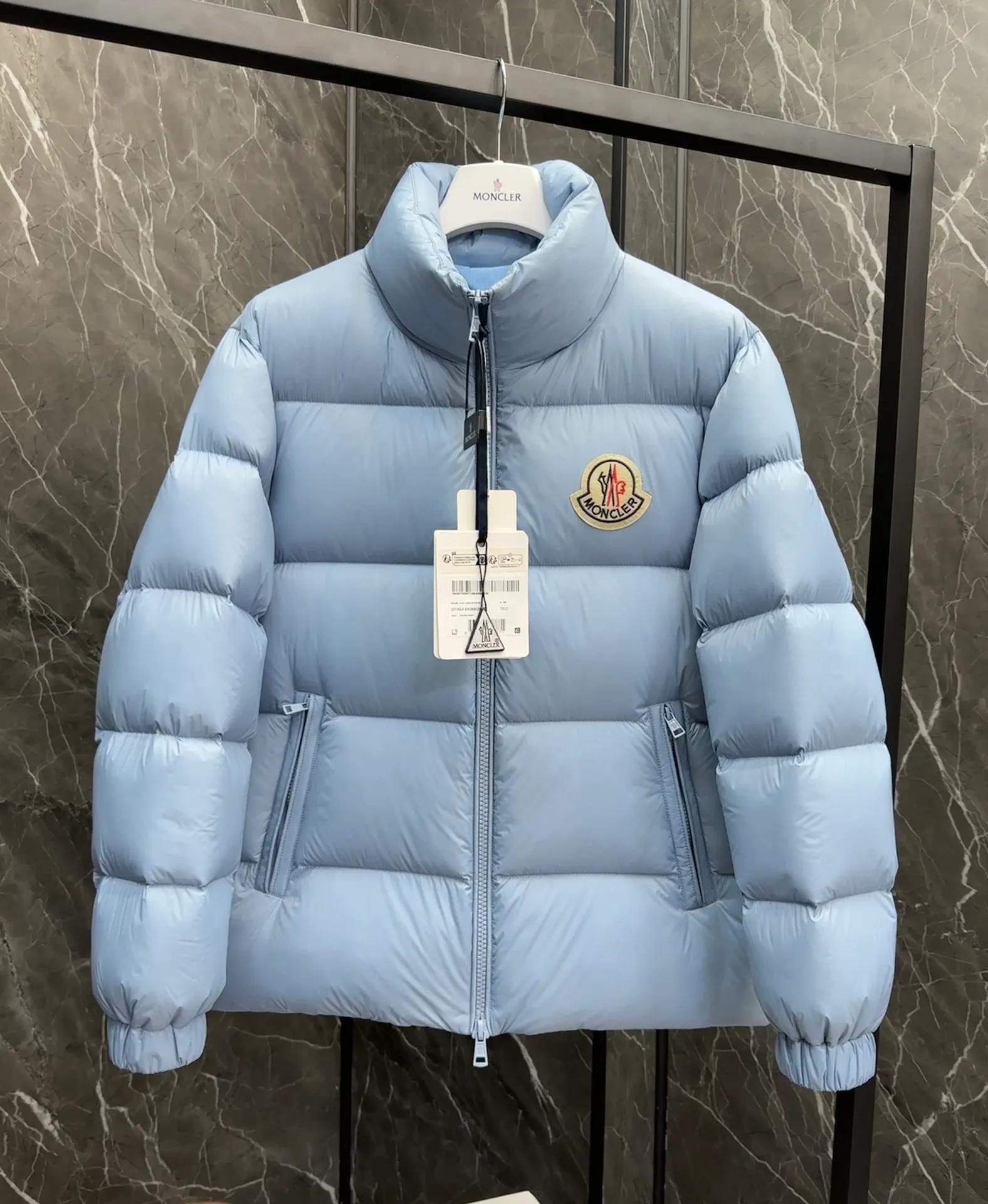 P740 💎 Absolutely the lowest price on the entire internet 💎 Special king fried ⬆️Moncler Citala short men's. Looking around, there is no comparable version on the market. 130w + one ton of premium European gooseneck velvet filling. 850+ fill power, I am twice as thick as the market version, but twice as light. (⚠️ Hot color matching, small inventory, order expedited) Citala men's short down is made of lightweight fabric in pop colors, emphasizing the youthfulness of the collection.  Citala down is made from lightweight nylon fabric and longue saison lining, making it comfortable and warm without being bulky. This cropped style has a comfortable fit, a signature high collar and a gingham-stitched silhouette. Details •Made from lightweight nylon fabric •Longue saison lining •Down filling (⚠️Premium goose down) •Stand collar •Zip closure •Zip pockets •Elastic cuffs and hem •Felt logo patch Size : 1-5 Couple size.