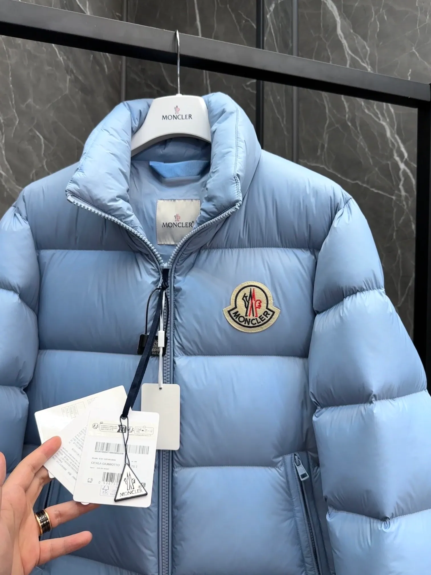 P740 💎 Absolutely the lowest price on the entire internet 💎 Special king fried ⬆️Moncler Citala short men's. Looking around, there is no comparable version on the market. 130w + one ton of premium European gooseneck velvet filling. 850+ fill power, I am twice as thick as the market version, but twice as light. (⚠️ Hot color matching, small inventory, order expedited) Citala men's short down is made of lightweight fabric in pop colors, emphasizing the youthfulness of the collection.  Citala down is made from lightweight nylon fabric and longue saison lining, making it comfortable and warm without being bulky. This cropped style has a comfortable fit, a signature high collar and a gingham-stitched silhouette. Details •Made from lightweight nylon fabric •Longue saison lining •Down filling (⚠️Premium goose down) •Stand collar •Zip closure •Zip pockets •Elastic cuffs and hem •Felt logo patch Size : 1-5 Couple size.