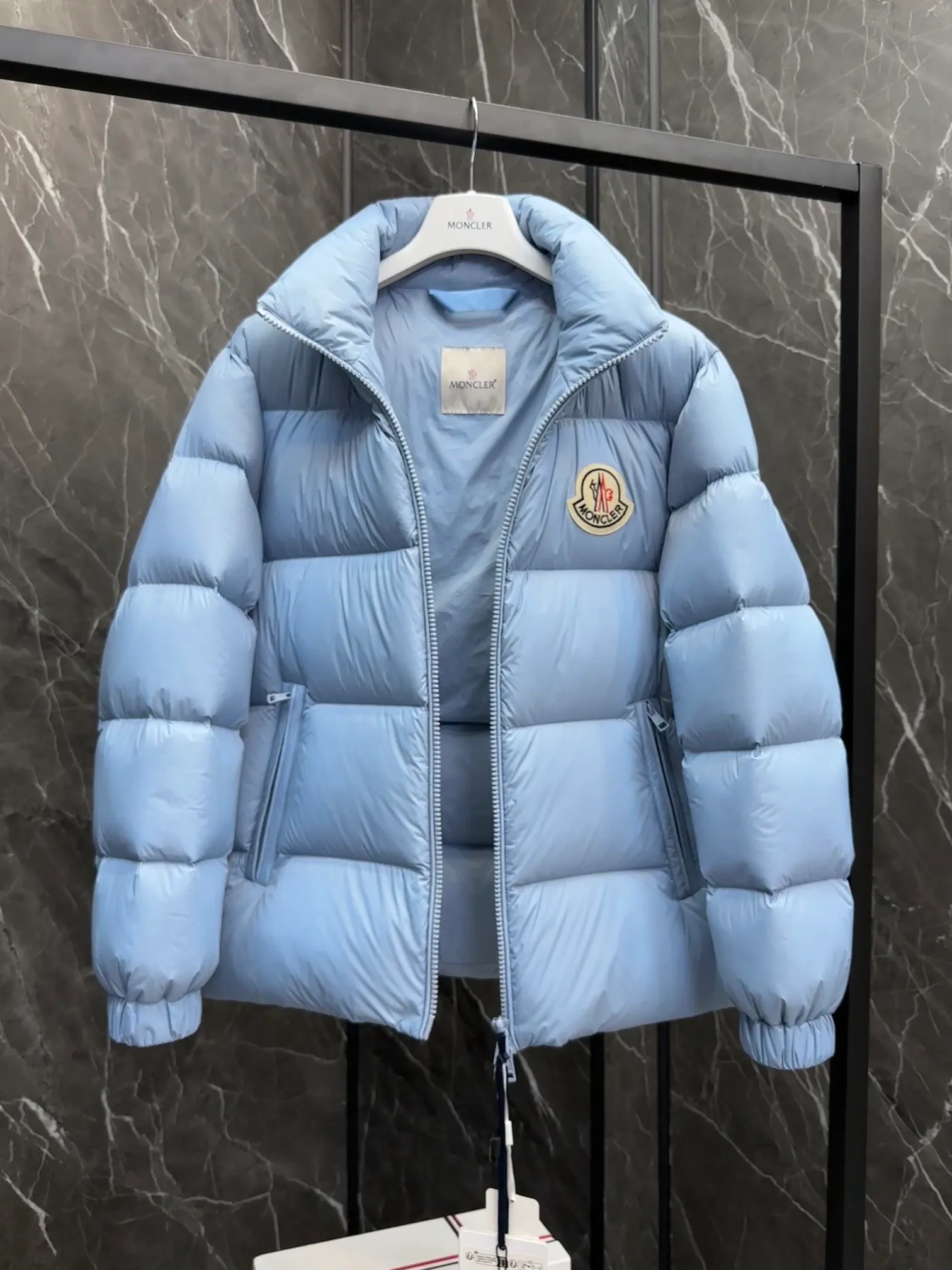 P740 💎 Absolutely the lowest price on the entire internet 💎 Special king fried ⬆️Moncler Citala short men's. Looking around, there is no comparable version on the market. 130w + one ton of premium European gooseneck velvet filling. 850+ fill power, I am twice as thick as the market version, but twice as light. (⚠️ Hot color matching, small inventory, order expedited) Citala men's short down is made of lightweight fabric in pop colors, emphasizing the youthfulness of the collection.  Citala down is made from lightweight nylon fabric and longue saison lining, making it comfortable and warm without being bulky. This cropped style has a comfortable fit, a signature high collar and a gingham-stitched silhouette. Details •Made from lightweight nylon fabric •Longue saison lining •Down filling (⚠️Premium goose down) •Stand collar •Zip closure •Zip pockets •Elastic cuffs and hem •Felt logo patch Size : 1-5 Couple size.