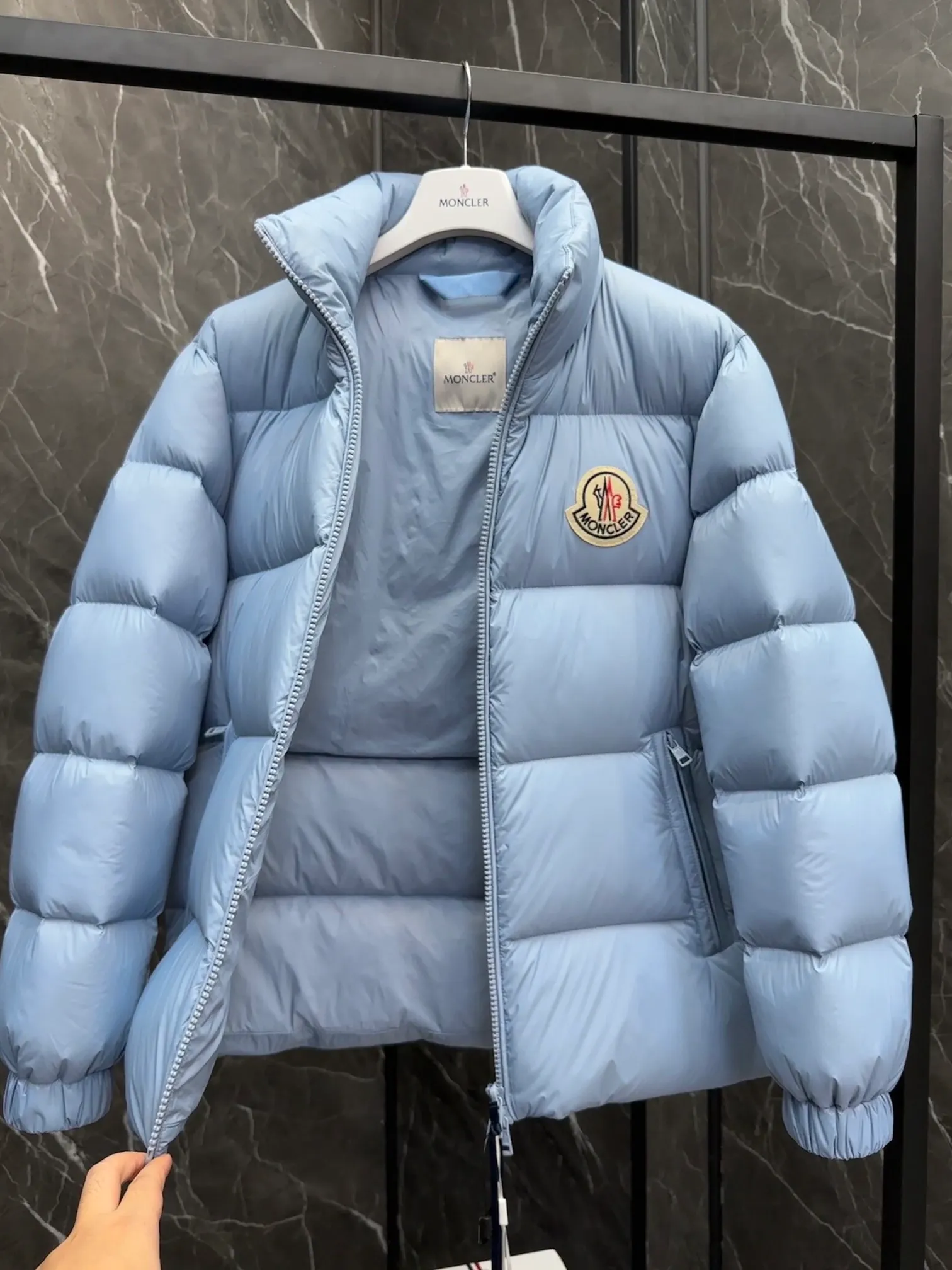 P740 💎 Absolutely the lowest price on the entire internet 💎 Special king fried ⬆️Moncler Citala short men's. Looking around, there is no comparable version on the market. 130w + one ton of premium European gooseneck velvet filling. 850+ fill power, I am twice as thick as the market version, but twice as light. (⚠️ Hot color matching, small inventory, order expedited) Citala men's short down is made of lightweight fabric in pop colors, emphasizing the youthfulness of the collection.  Citala down is made from lightweight nylon fabric and longue saison lining, making it comfortable and warm without being bulky. This cropped style has a comfortable fit, a signature high collar and a gingham-stitched silhouette. Details •Made from lightweight nylon fabric •Longue saison lining •Down filling (⚠️Premium goose down) •Stand collar •Zip closure •Zip pockets •Elastic cuffs and hem •Felt logo patch Size : 1-5 Couple size.