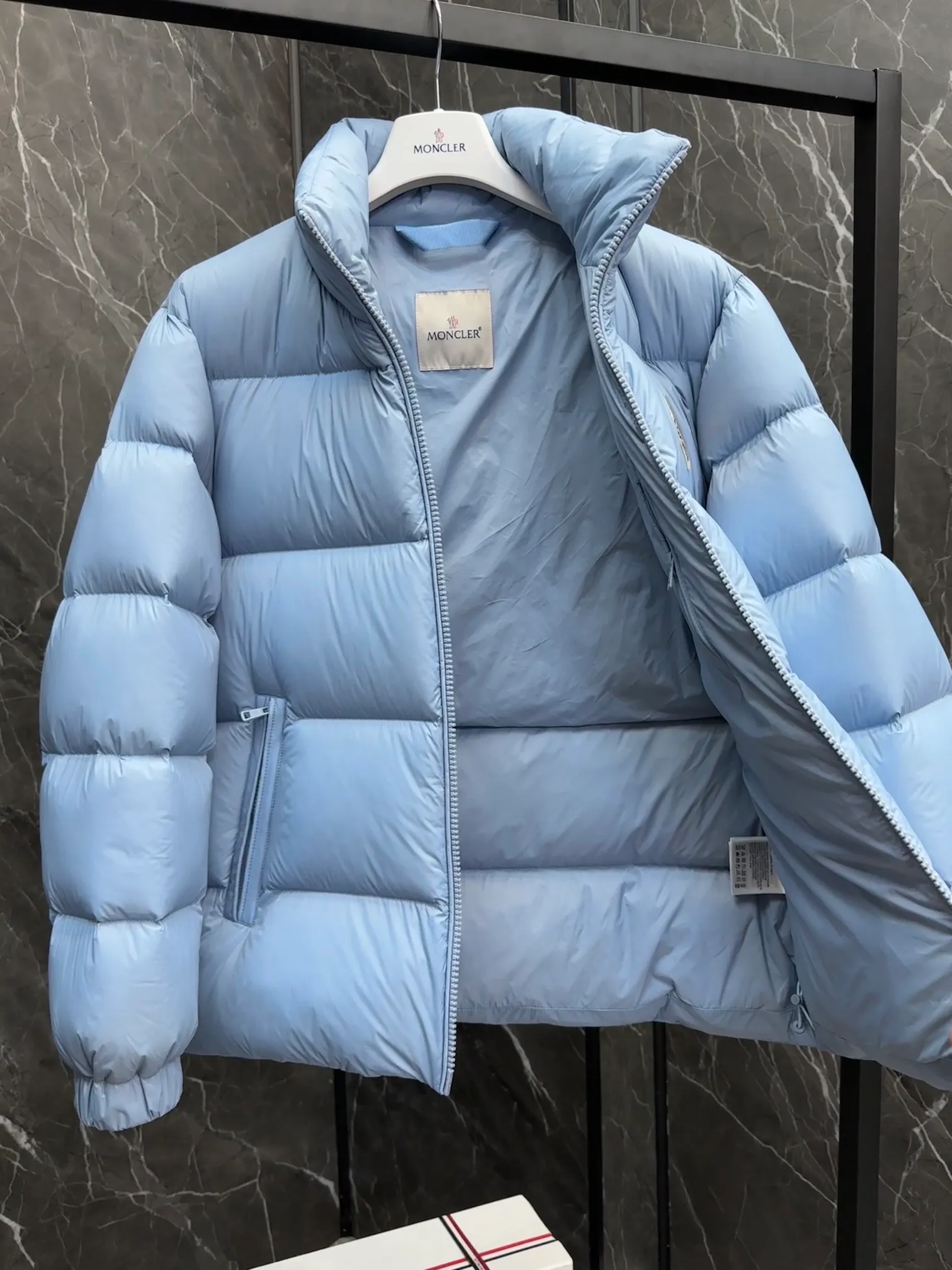 P740 💎 Absolutely the lowest price on the entire internet 💎 Special king fried ⬆️Moncler Citala short men's. Looking around, there is no comparable version on the market. 130w + one ton of premium European gooseneck velvet filling. 850+ fill power, I am twice as thick as the market version, but twice as light. (⚠️ Hot color matching, small inventory, order expedited) Citala men's short down is made of lightweight fabric in pop colors, emphasizing the youthfulness of the collection.  Citala down is made from lightweight nylon fabric and longue saison lining, making it comfortable and warm without being bulky. This cropped style has a comfortable fit, a signature high collar and a gingham-stitched silhouette. Details •Made from lightweight nylon fabric •Longue saison lining •Down filling (⚠️Premium goose down) •Stand collar •Zip closure •Zip pockets •Elastic cuffs and hem •Felt logo patch Size : 1-5 Couple size.