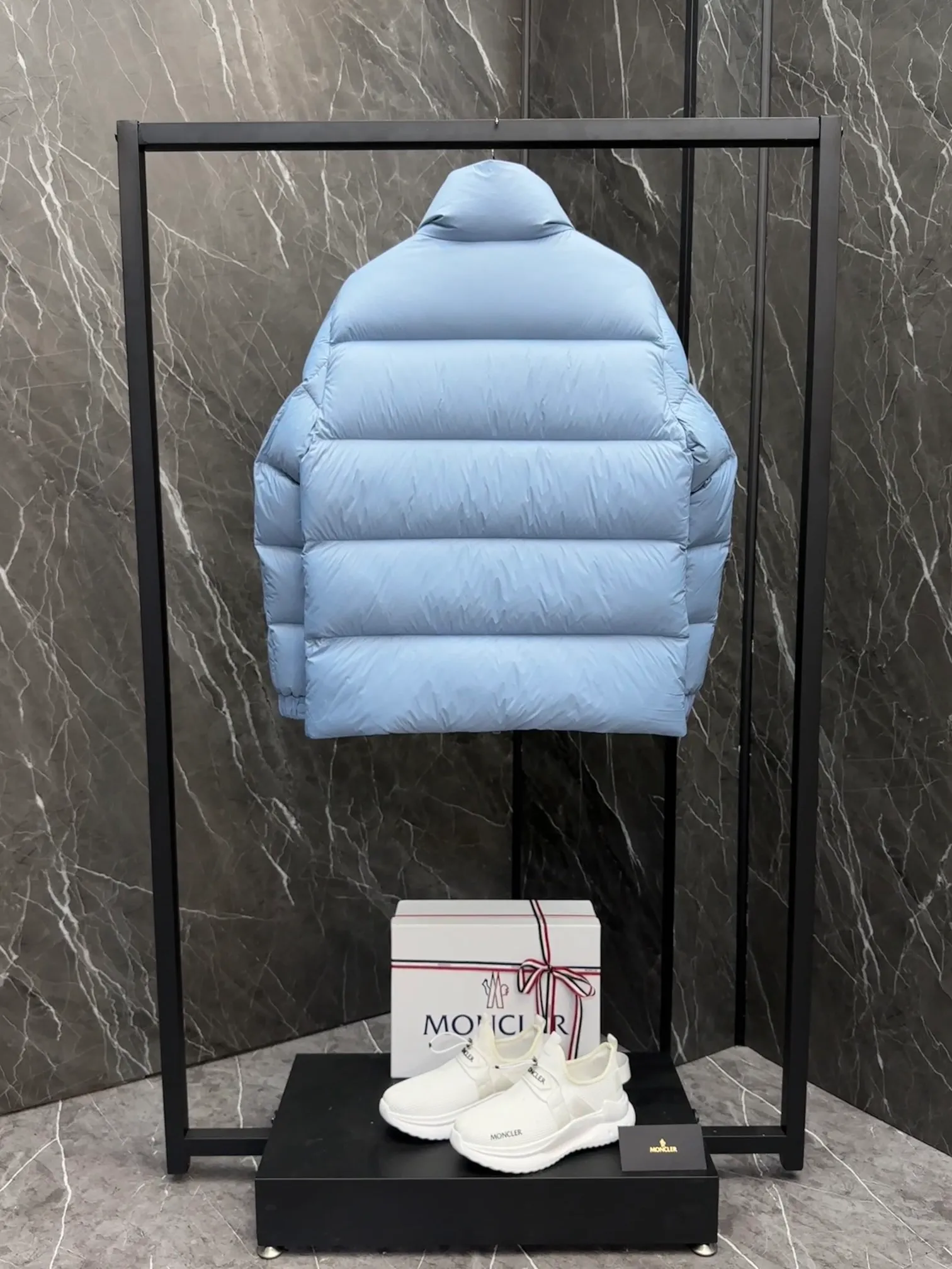 P740 💎 Absolutely the lowest price on the entire internet 💎 Special king fried ⬆️Moncler Citala short men's. Looking around, there is no comparable version on the market. 130w + one ton of premium European gooseneck velvet filling. 850+ fill power, I am twice as thick as the market version, but twice as light. (⚠️ Hot color matching, small inventory, order expedited) Citala men's short down is made of lightweight fabric in pop colors, emphasizing the youthfulness of the collection.  Citala down is made from lightweight nylon fabric and longue saison lining, making it comfortable and warm without being bulky. This cropped style has a comfortable fit, a signature high collar and a gingham-stitched silhouette. Details •Made from lightweight nylon fabric •Longue saison lining •Down filling (⚠️Premium goose down) •Stand collar •Zip closure •Zip pockets •Elastic cuffs and hem •Felt logo patch Size : 1-5 Couple size.