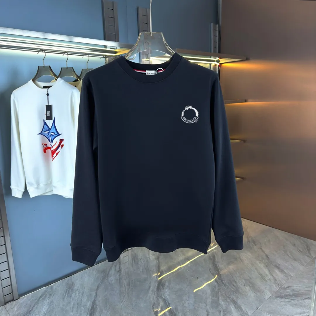 P210 high version sweatshirt) 📦With exclusive packaging📦 [Long-term ready stock] Upgraded version "Mobile phone smart sensor ~ NFC chip armband ~ Directly to the official website for anti-counterfeiting" 〖 𝐌𝐎𝐍𝐂𝐋𝐄𝐑 ~ Mouth covering〗 2025 new high quality, using 450 grams of heavyweight fabric Different from the market currency, you can mix and match everything at will and you will be handsome😎The whole clothes is made of double waistcoats. The double waistcoats make the whole dress more three-dimensional. It is not an ordinary factory that can do such fine work. 2025 autumn and winter new style, on sale at the counter, exquisite printed round neck terry sweatshirt. High-end double-ply cotton. Customized stretch ribs are dyed in the same vat. Three standards are complete. It is matched with digital printing patterns and is very breathable. Same style for men and women. Color: black, white, apricot. Size: S M L XL 2XL