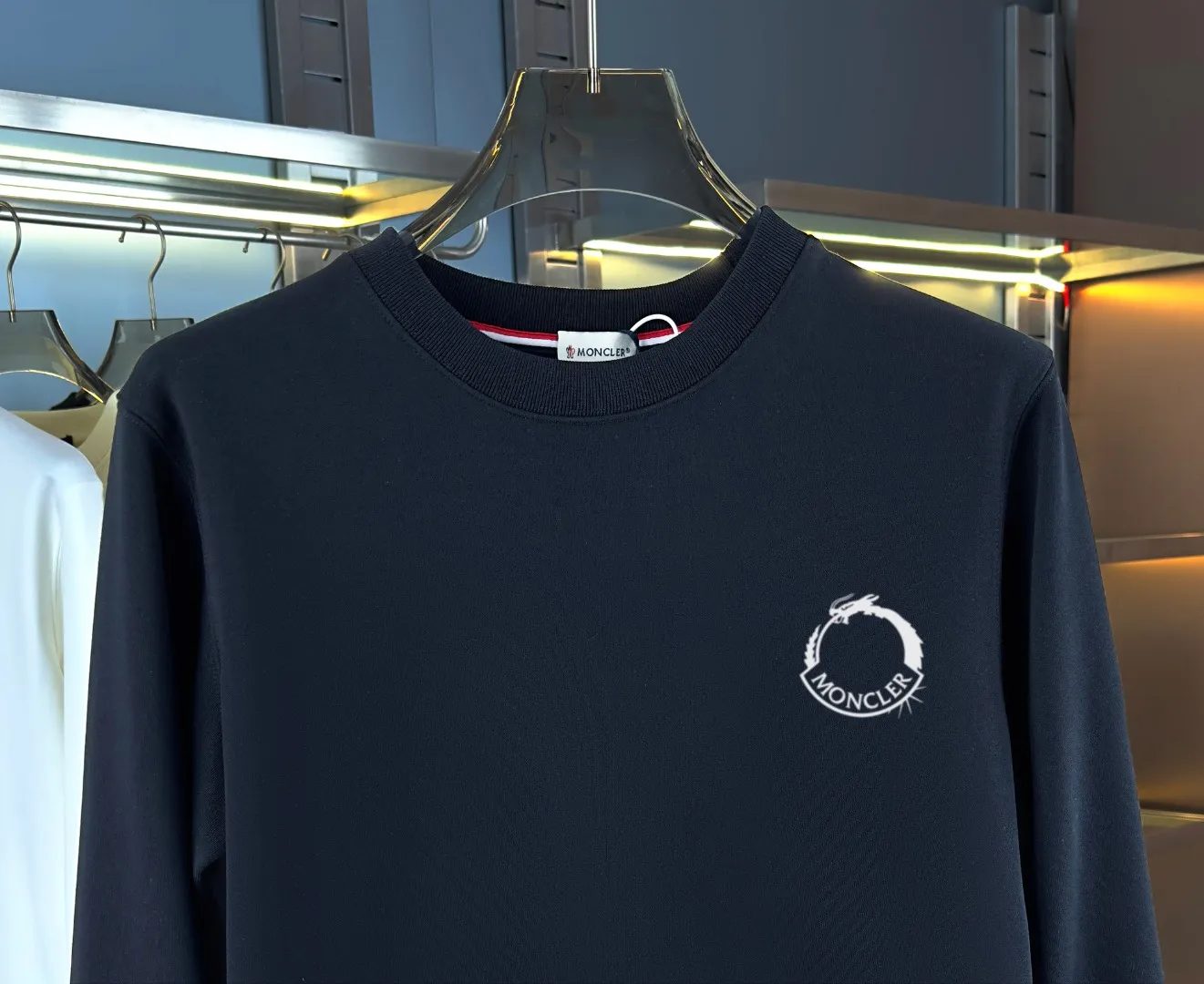 P210 high version sweatshirt) 📦With exclusive packaging📦 [Long-term ready stock] Upgraded version "Mobile phone smart sensor ~ NFC chip armband ~ Directly to the official website for anti-counterfeiting" 〖 𝐌𝐎𝐍𝐂𝐋𝐄𝐑 ~ Mouth covering〗 2025 new high quality, using 450 grams of heavyweight fabric Different from the market currency, you can mix and match everything at will and you will be handsome😎The whole clothes is made of double waistcoats. The double waistcoats make the whole dress more three-dimensional. It is not an ordinary factory that can do such fine work. 2025 autumn and winter new style, on sale at the counter, exquisite printed round neck terry sweatshirt. High-end double-ply cotton. Customized stretch ribs are dyed in the same vat. Three standards are complete. It is matched with digital printing patterns and is very breathable. Same style for men and women. Color: black, white, apricot. Size: S M L XL 2XL