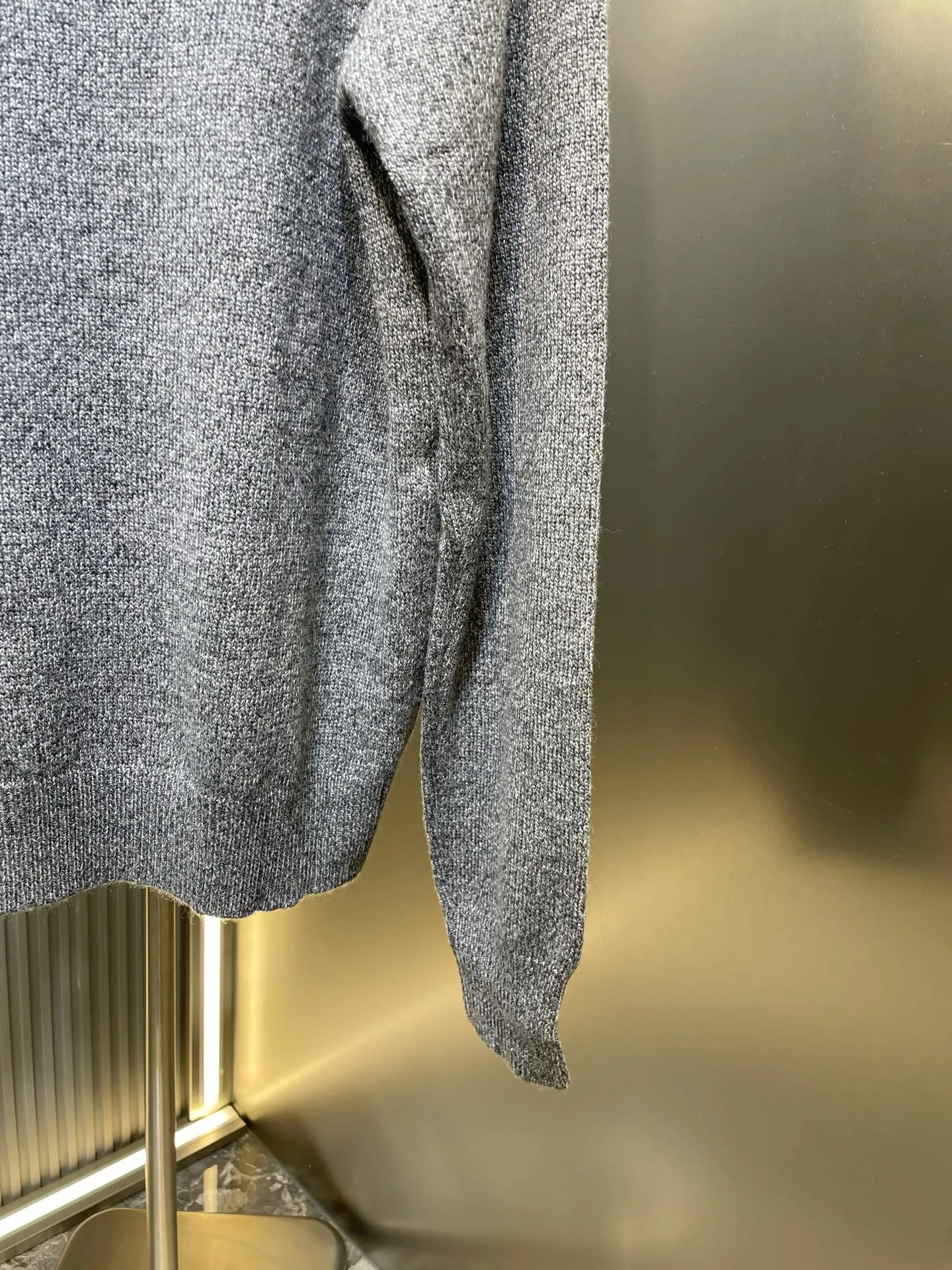 P390 Moncler Hooded Sleeve Pocket Crew Neck Sweater was originally purchased and developed for RMB 6,950. The fabric is made of 30% wool double-ply blended wool. The main body of wool ensures the warmth and comfort of the clothing. The addition of a small amount of nylon and spandex significantly improves the elasticity and wear resistance. The ribbed decorative parts are made of 100% wool, which further enhances the overall texture. Through a high needle count and fine gauge loom, combined with the orderly direction of the internal yarn, the floating yarn is cleverly woven and stored, with almost no unnecessary thread mess. The nylon pockets on the sleeves are embellished with the brand logo, which is low-key and luxurious.  Size:S-M-L-XL
