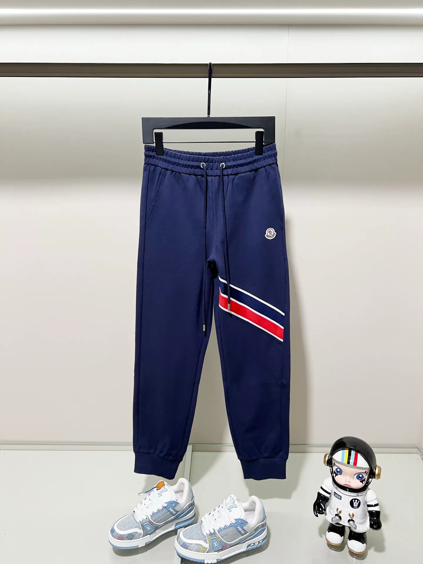 P230 MONCLER/Muzzle Custom fabric suit casual sweatpants Red and blue ribbon splicing design brand Zhangzi LOGO process Official synchronization High version High quality Fashion personality Versatile trend Pure original quality Original fabric Hang tag Collar label Washed wheat Complete three standards Color: blue. Gray. Size: S-2XL