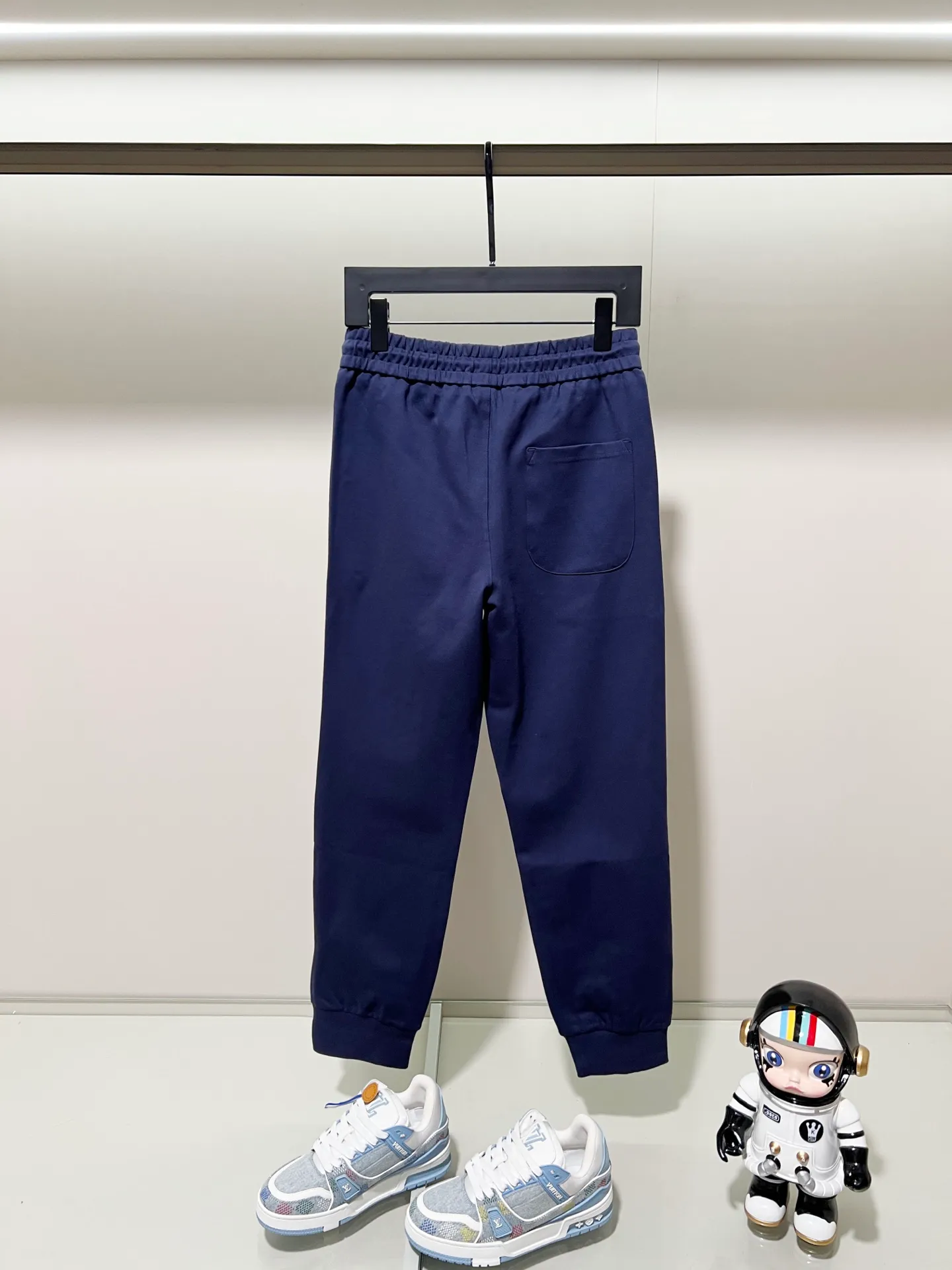 P230 MONCLER/Muzzle Custom fabric suit casual sweatpants Red and blue ribbon splicing design brand Zhangzi LOGO process Official synchronization High version High quality Fashion personality Versatile trend Pure original quality Original fabric Hang tag Collar label Washed wheat Complete three standards Color: blue. Gray. Size: S-2XL