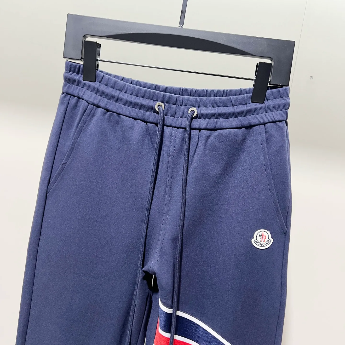 P230 MONCLER/Muzzle Custom fabric suit casual sweatpants Red and blue ribbon splicing design brand Zhangzi LOGO process Official synchronization High version High quality Fashion personality Versatile trend Pure original quality Original fabric Hang tag Collar label Washed wheat Complete three standards Color: blue. Gray. Size: S-2XL