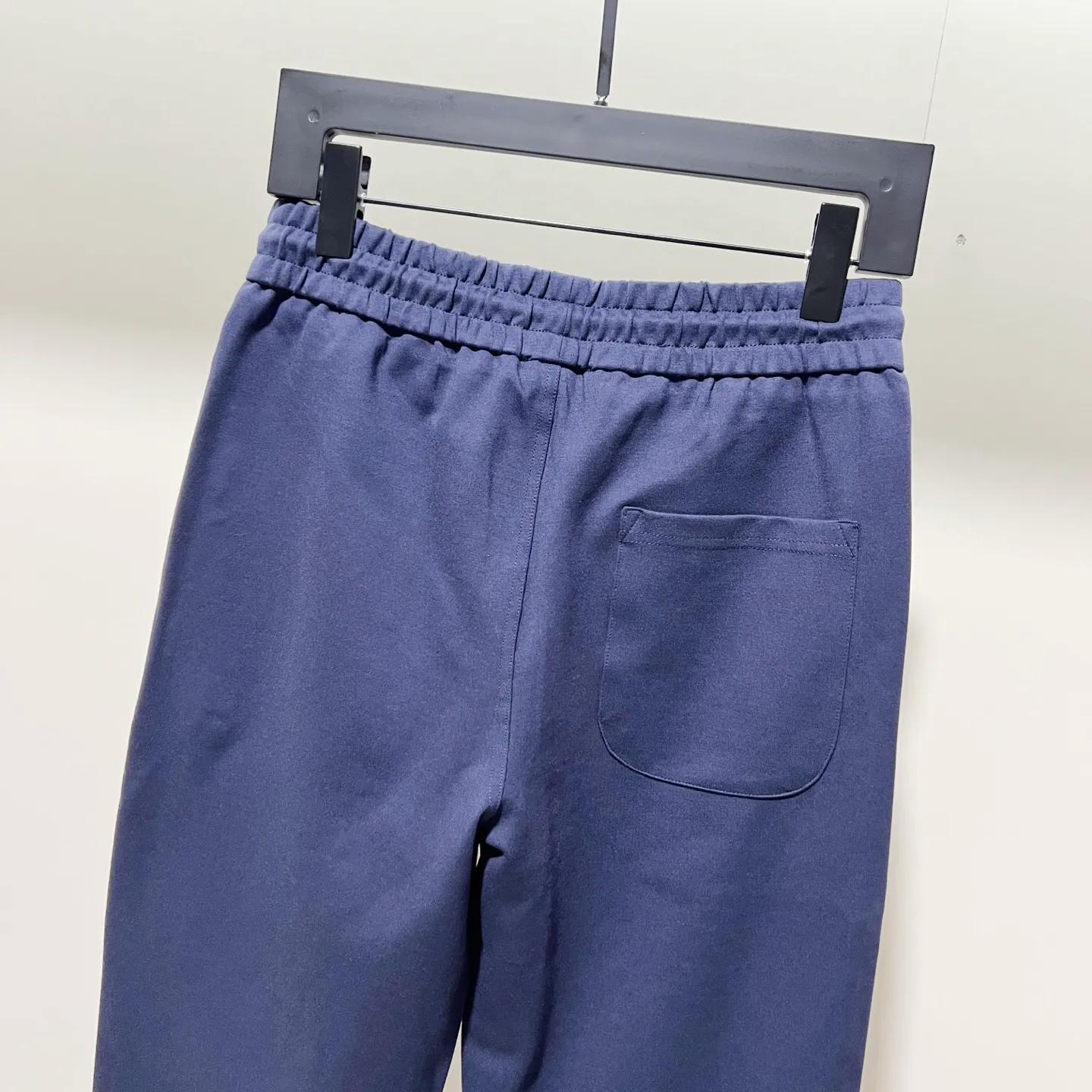 P230 MONCLER/Muzzle Custom fabric suit casual sweatpants Red and blue ribbon splicing design brand Zhangzi LOGO process Official synchronization High version High quality Fashion personality Versatile trend Pure original quality Original fabric Hang tag Collar label Washed wheat Complete three standards Color: blue. Gray. Size: S-2XL