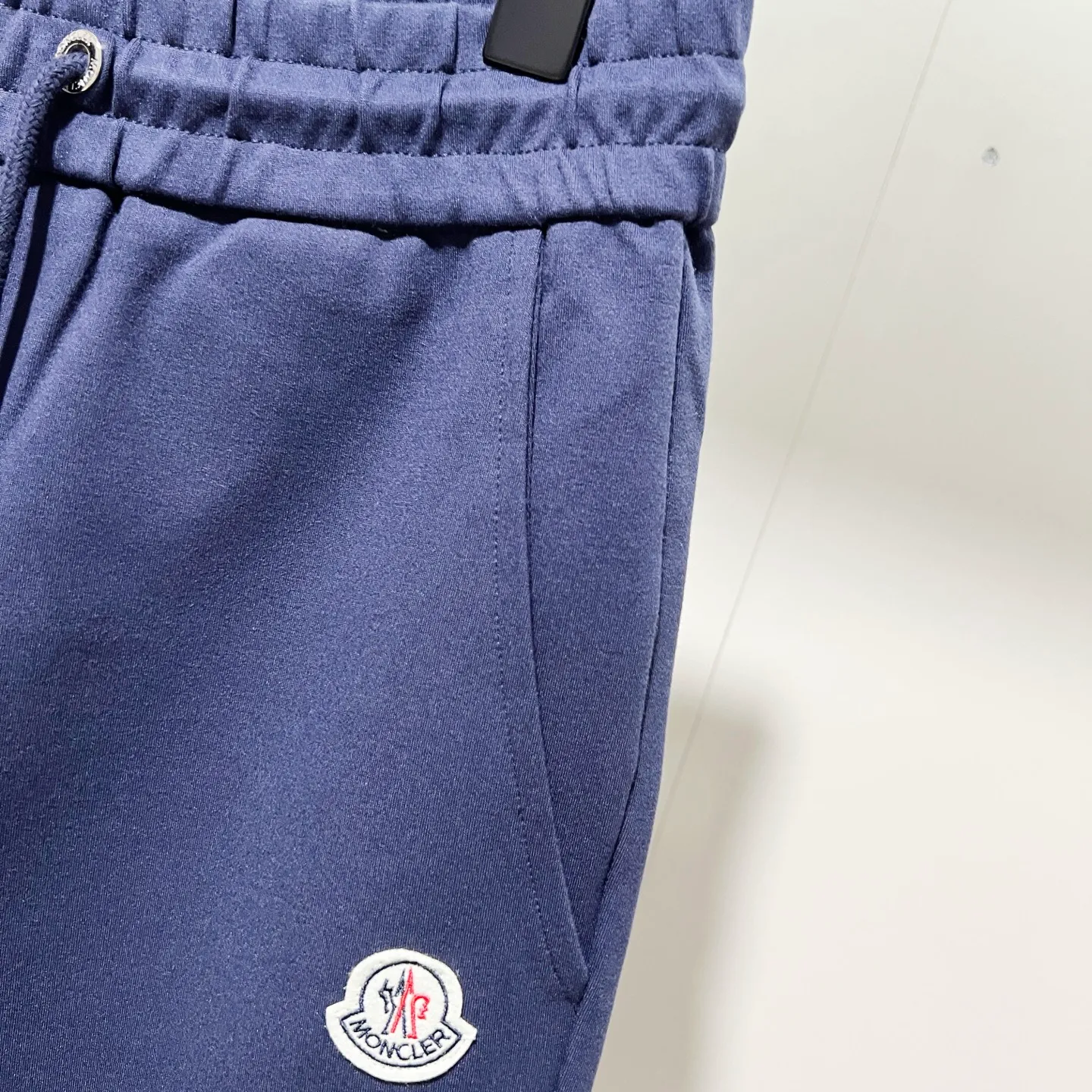P230 MONCLER/Muzzle Custom fabric suit casual sweatpants Red and blue ribbon splicing design brand Zhangzi LOGO process Official synchronization High version High quality Fashion personality Versatile trend Pure original quality Original fabric Hang tag Collar label Washed wheat Complete three standards Color: blue. Gray. Size: S-2XL