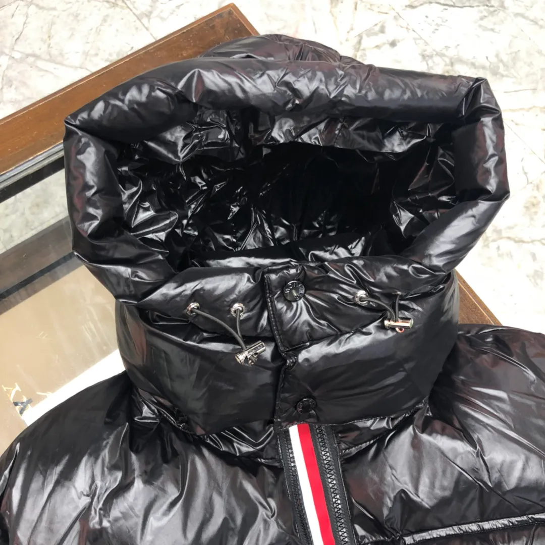 P720 💎Black💎 Moncler Men's Men's Men's Down Jacket is now in stock👏👏Available at Asian Men's Mouth Counters. The sleeves are equipped with windproof hand sleeves. The double-layer inner liner ensures the warmth of the clothes and prevents velvet leakage. The accessories, details and hardware are all in place. Black, white, military green, code number: 12345