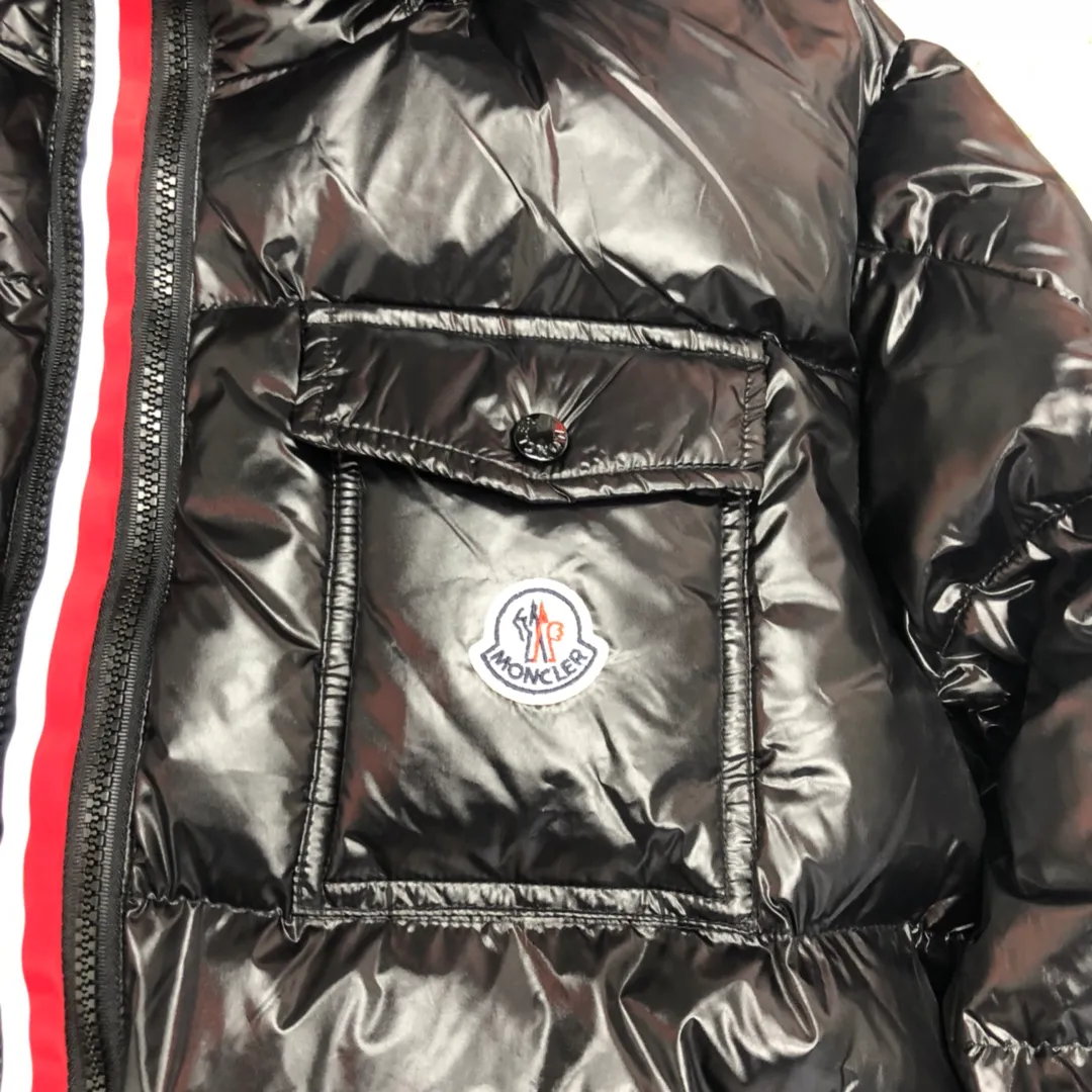 P720 💎Black💎 Moncler Men's Men's Men's Down Jacket is now in stock👏👏Available at Asian Men's Mouth Counters. The sleeves are equipped with windproof hand sleeves. The double-layer inner liner ensures the warmth of the clothes and prevents velvet leakage. The accessories, details and hardware are all in place. Black, white, military green, code number: 12345