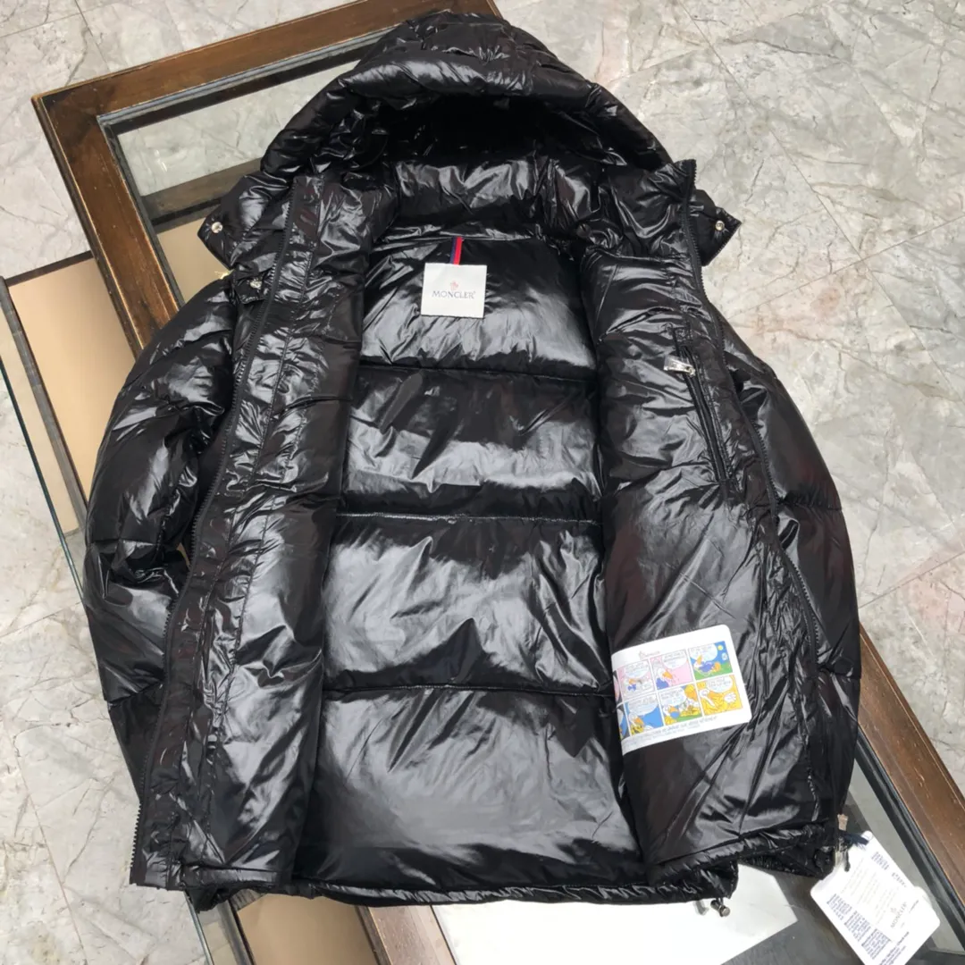 P720 💎Black💎 Moncler Men's Men's Men's Down Jacket is now in stock👏👏Available at Asian Men's Mouth Counters. The sleeves are equipped with windproof hand sleeves. The double-layer inner liner ensures the warmth of the clothes and prevents velvet leakage. The accessories, details and hardware are all in place. Black, white, military green, code number: 12345