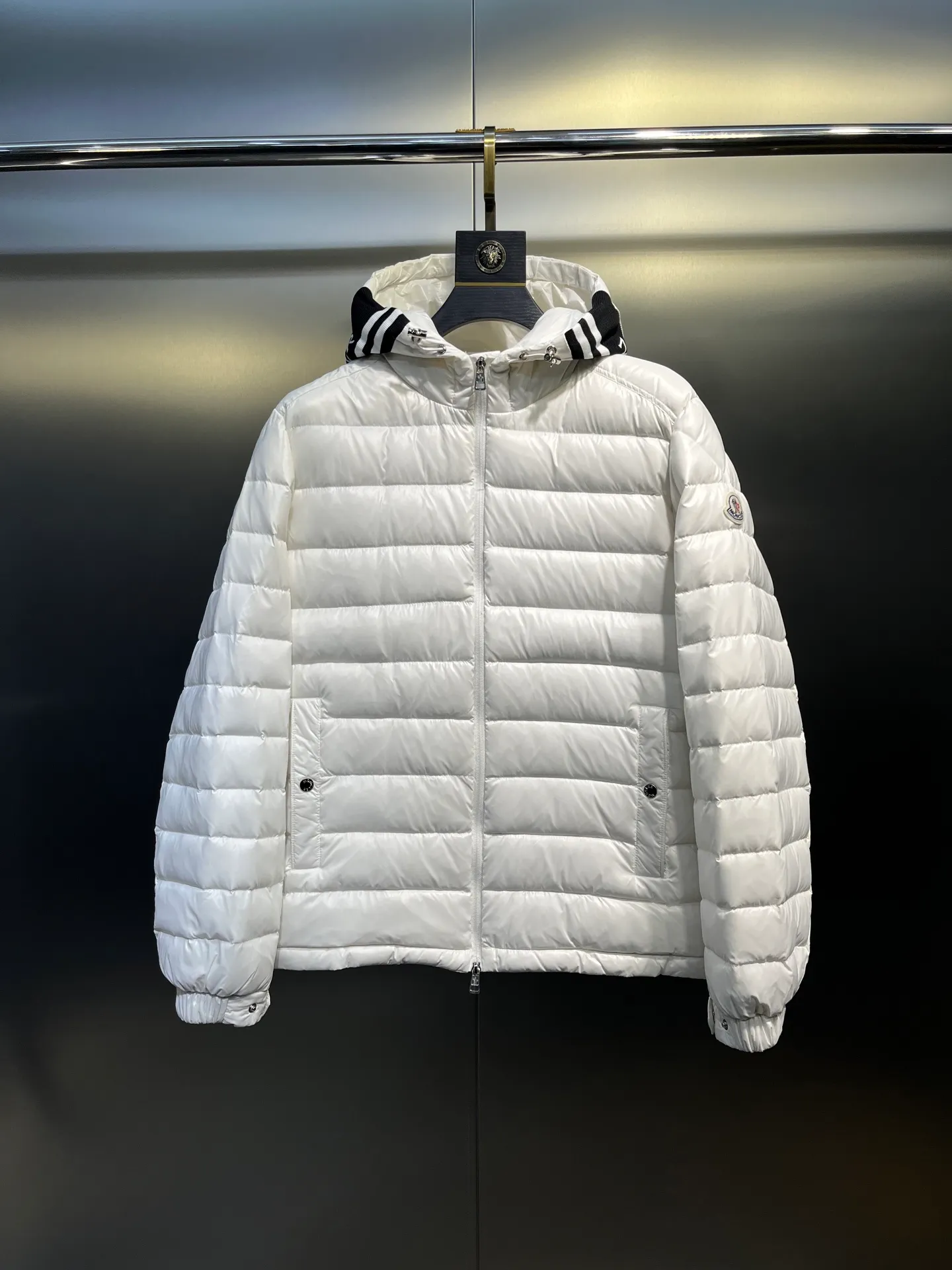 P760 Moncler Moncler's new striped trim logo quilted hooded down jacket, simple and elegant, not picky to wear. Lightweight style, simple and elegant, a must-have for travel. Color: black, white, sky blue, size: 12345