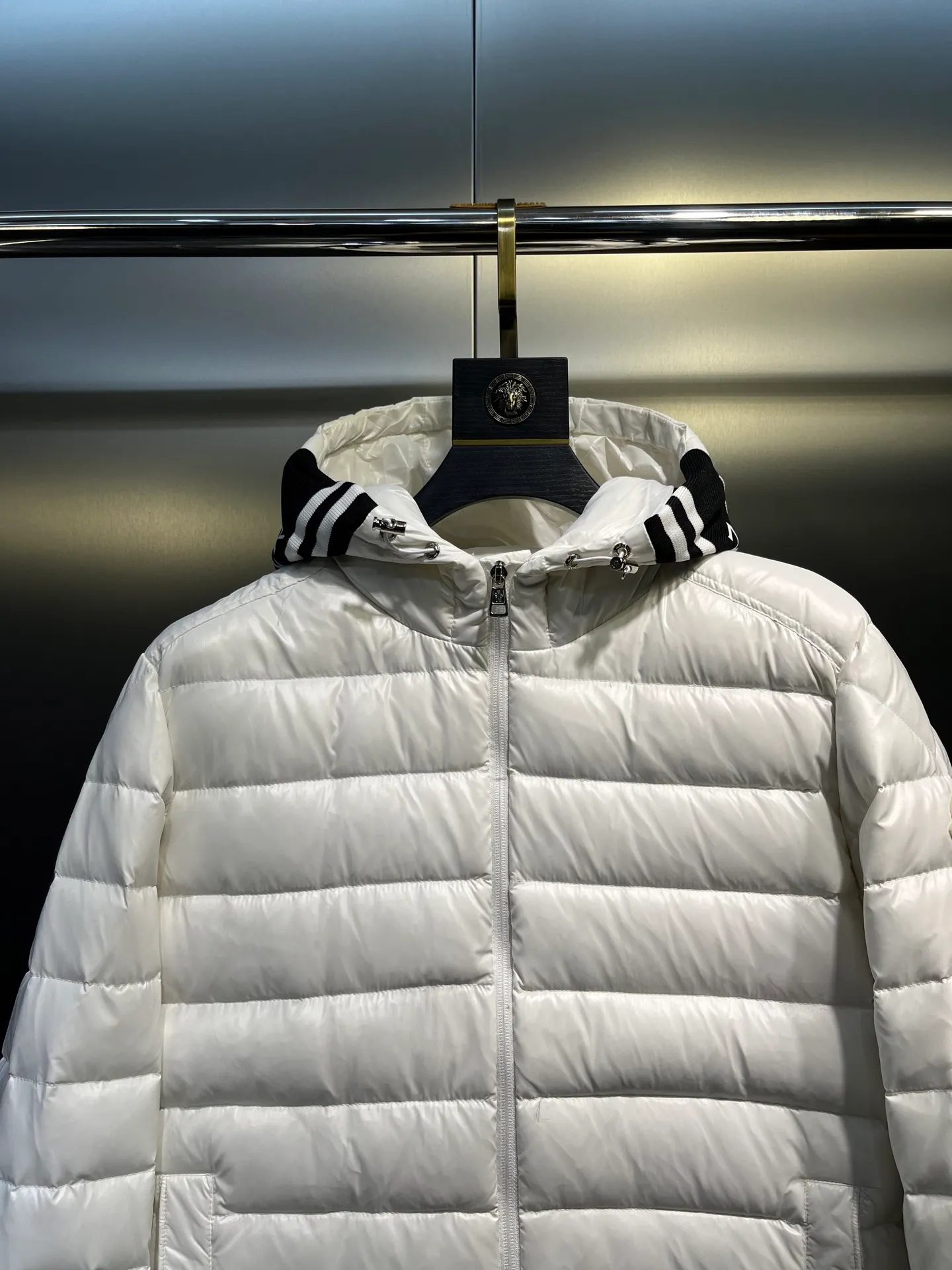 P760 Moncler Moncler's new striped trim logo quilted hooded down jacket, simple and elegant, not picky to wear. Lightweight style, simple and elegant, a must-have for travel. Color: black, white, sky blue, size: 12345