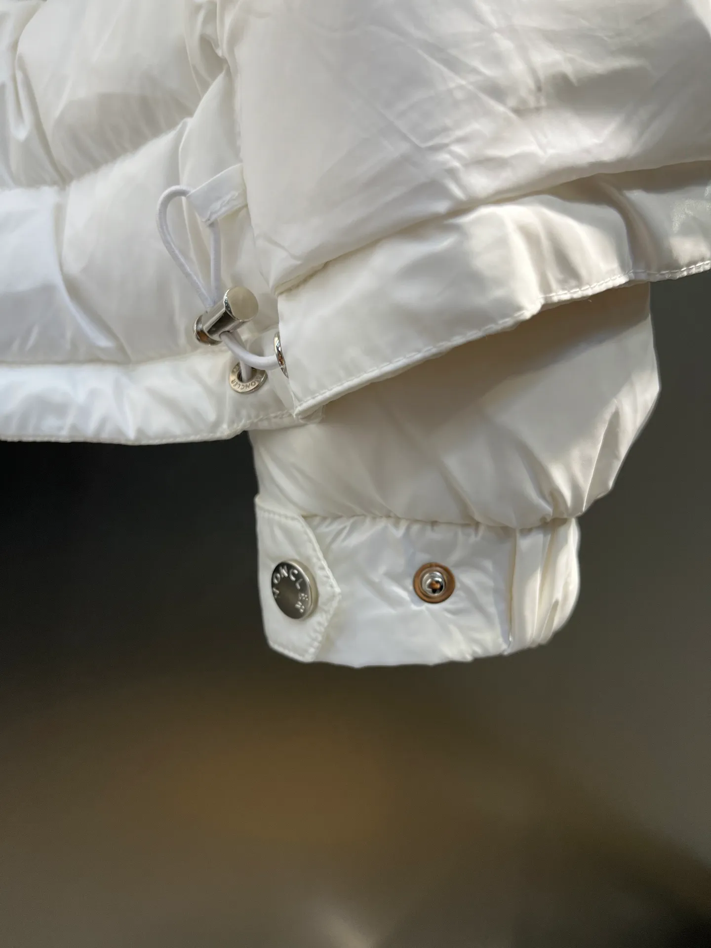 P760 Moncler Moncler's new striped trim logo quilted hooded down jacket, simple and elegant, not picky to wear. Lightweight style, simple and elegant, a must-have for travel. Color: black, white, sky blue, size: 12345
