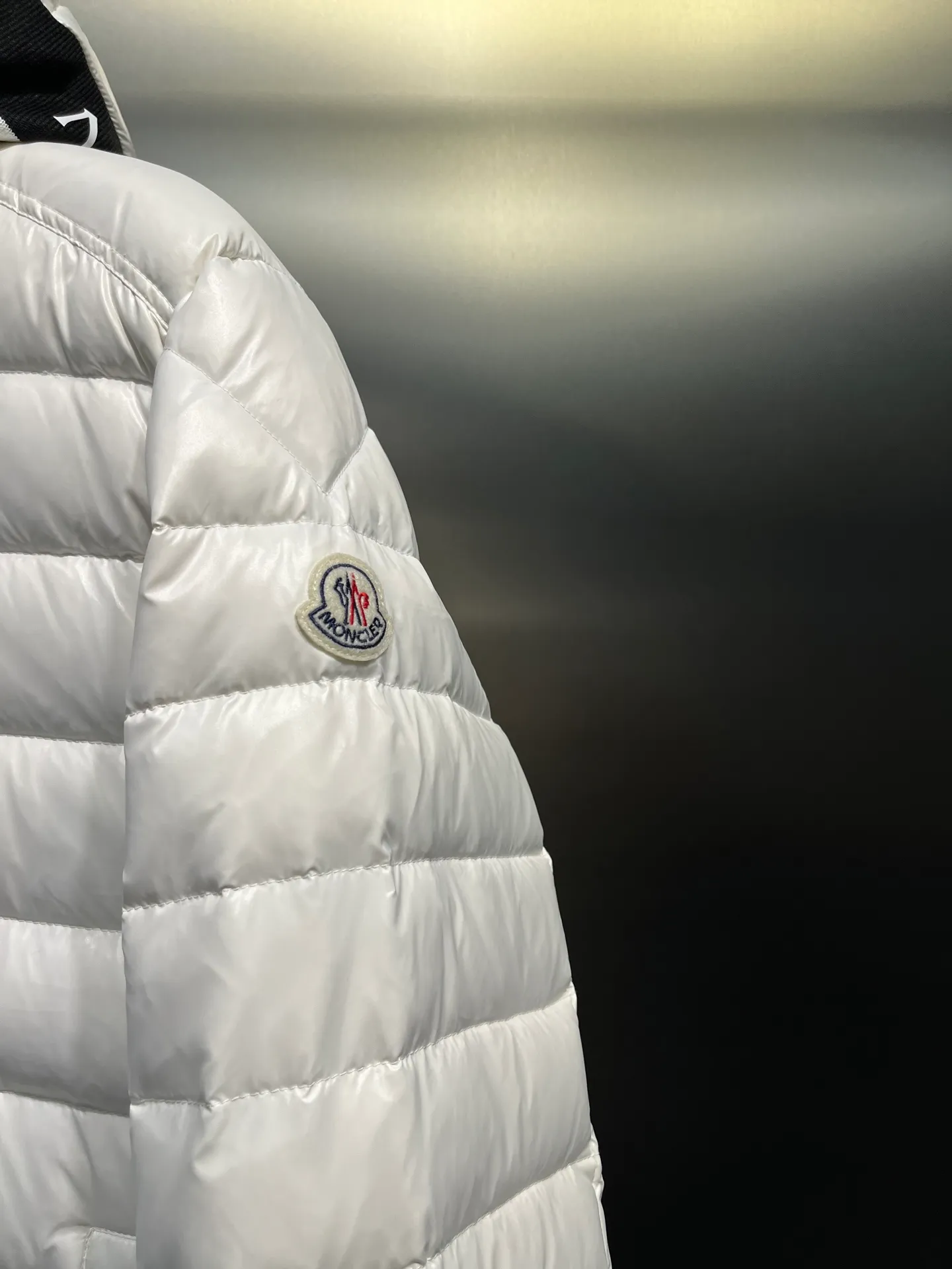 P760 Moncler Moncler's new striped trim logo quilted hooded down jacket, simple and elegant, not picky to wear. Lightweight style, simple and elegant, a must-have for travel. Color: black, white, sky blue, size: 12345