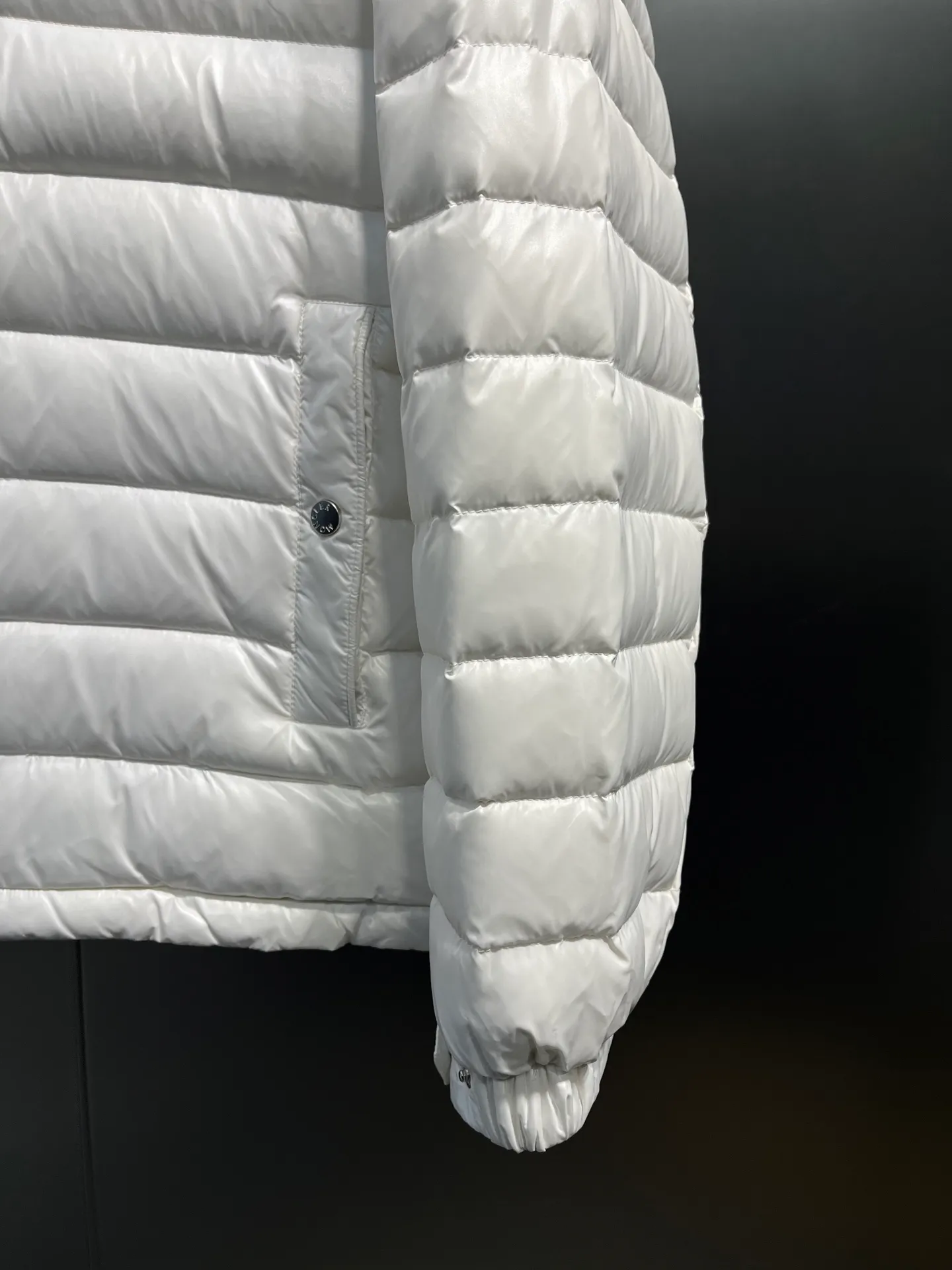 P760 Moncler Moncler's new striped trim logo quilted hooded down jacket, simple and elegant, not picky to wear. Lightweight style, simple and elegant, a must-have for travel. Color: black, white, sky blue, size: 12345